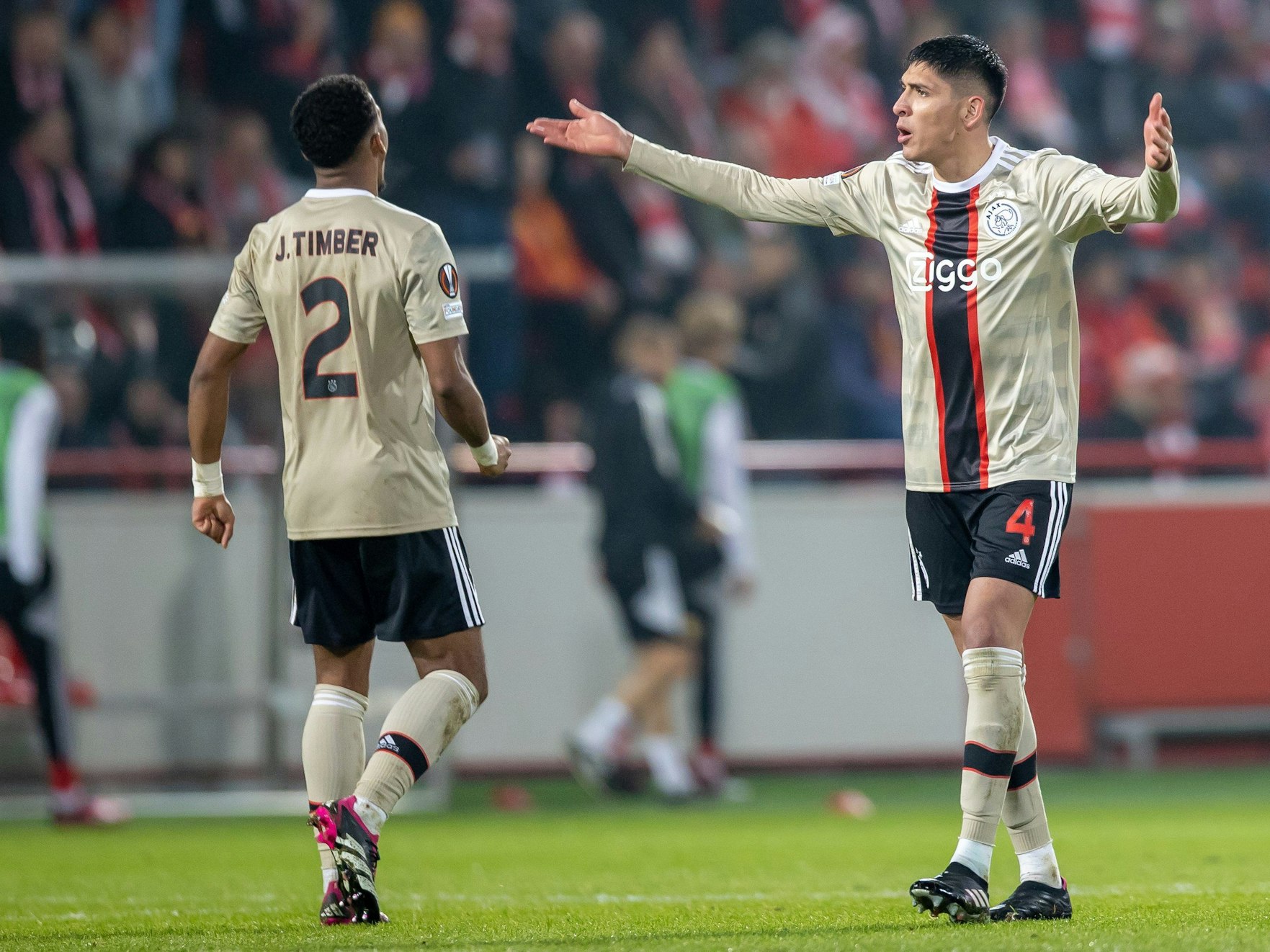 Edson Alvarez (r.) von Ajax Amsterdam läuft gestikulierend über das Spielfeld.