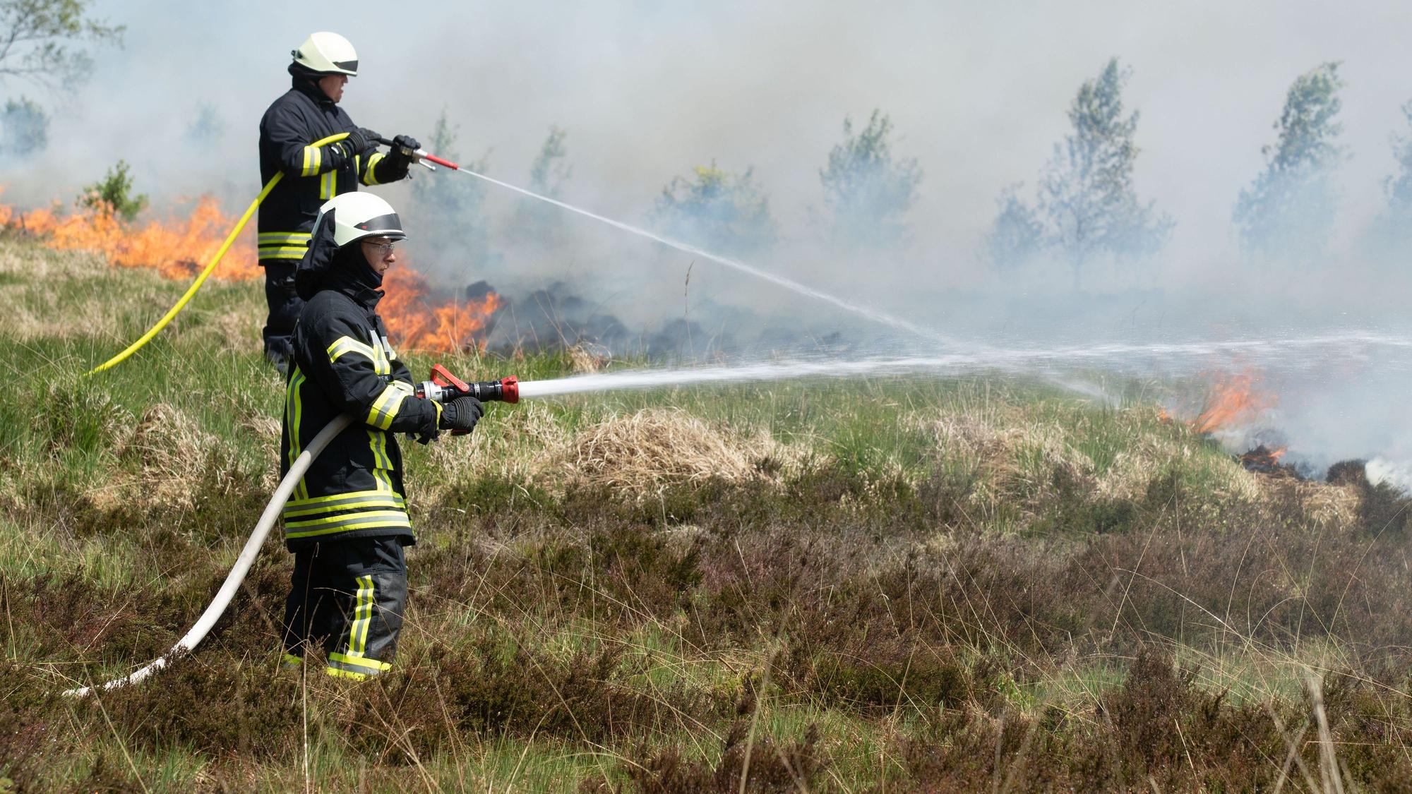 Die Feuerwehr versucht, einen Brand im Hohen Venn zu löschen. (Archivbild)