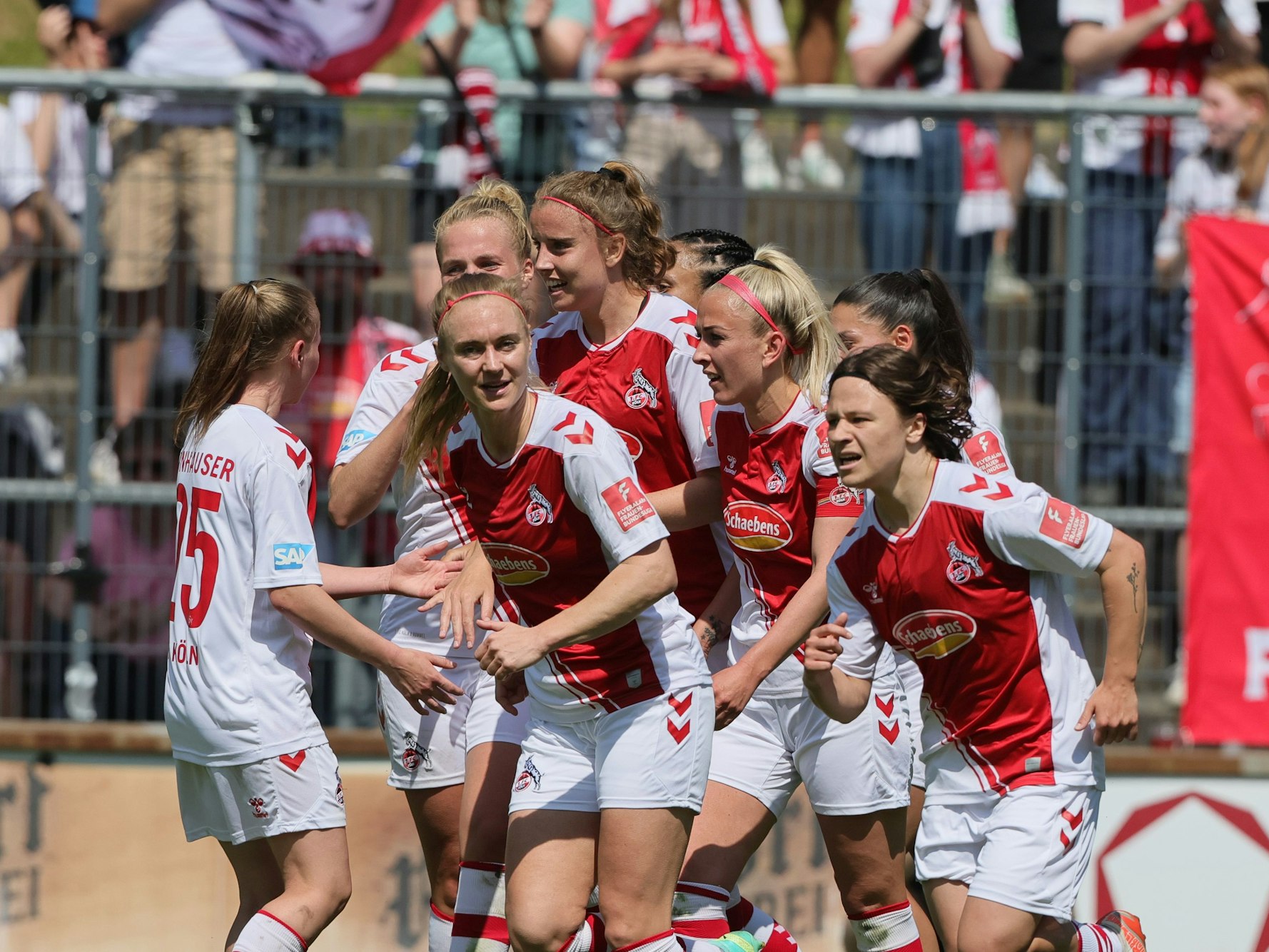 FC-Stürmerin Mandy Islacker bejubelt gemeinsam mit ihren Mitspielerinnen ihr Tor zum 1:1-Ausgleich gegen Essen am 28. Mai 2023.