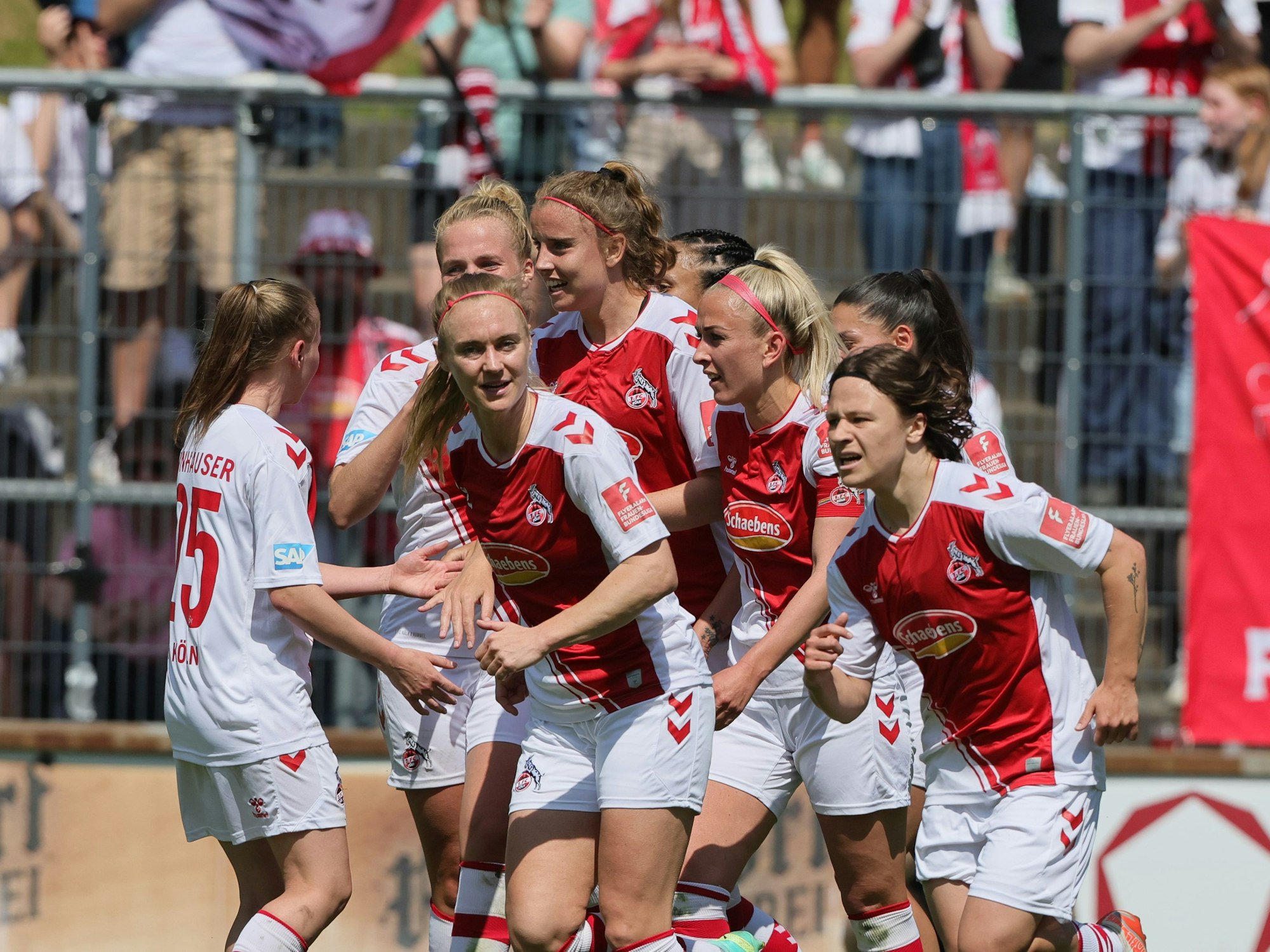 FC-Stürmerin Mandy Islacker bejubelt gemeinsam mit ihren Mitspielerinnen ihr Tor zum 1:1-Ausgleich gegen Essen am 28. Mai 2023.