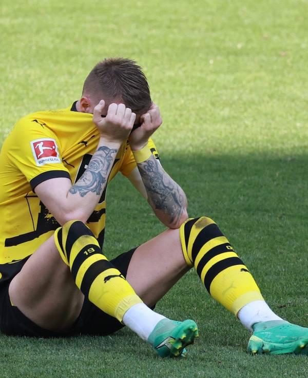 Marco Reus hält sich trauernd die Hände vors Gesicht.