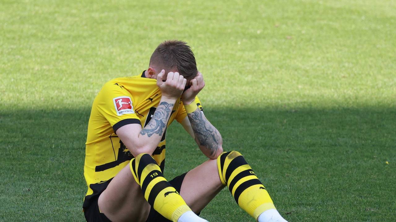 Marco Reus hält sich trauernd die Hände vors Gesicht.
