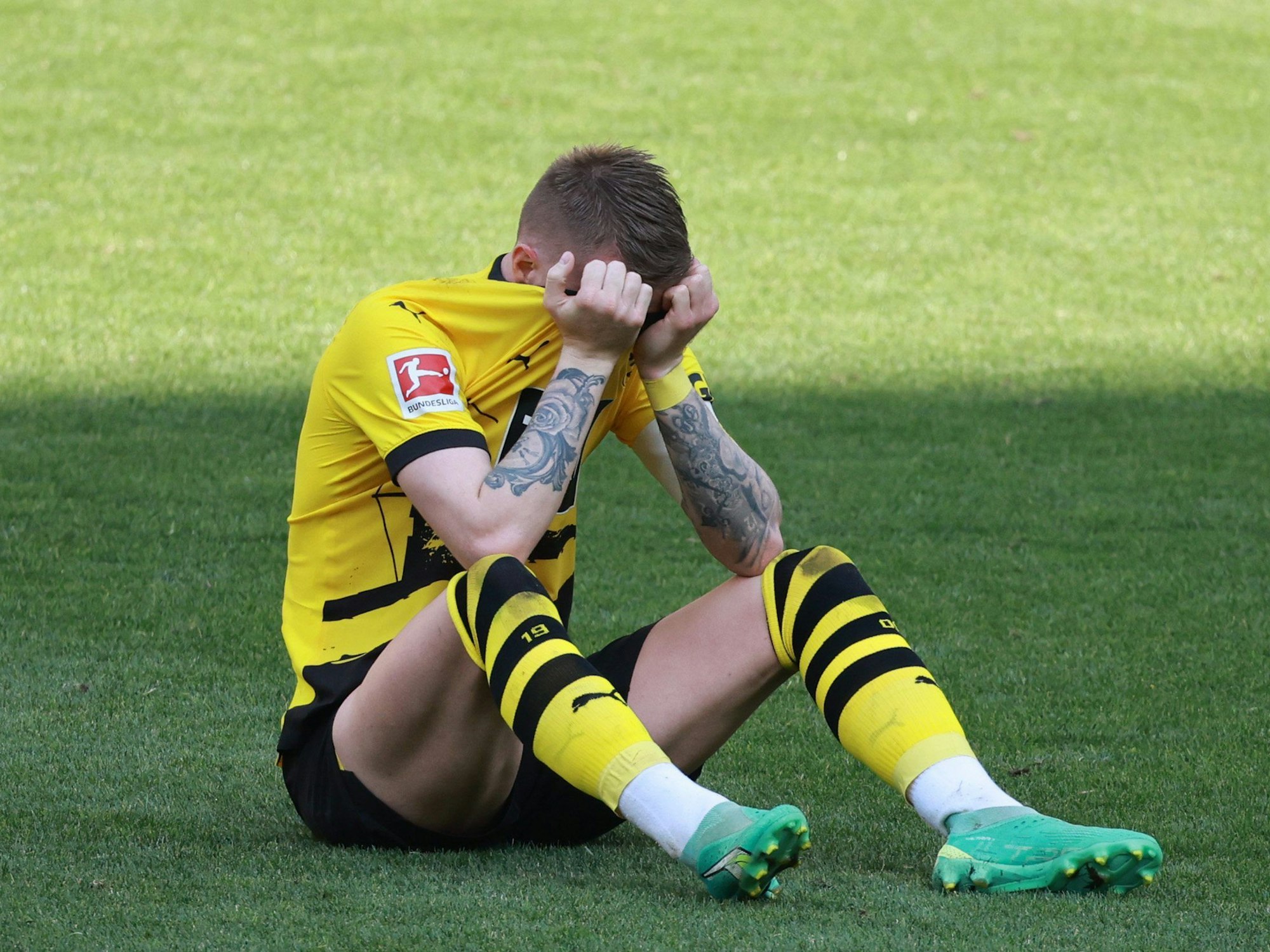 Marco Reus hält sich trauernd die Hände vors Gesicht.