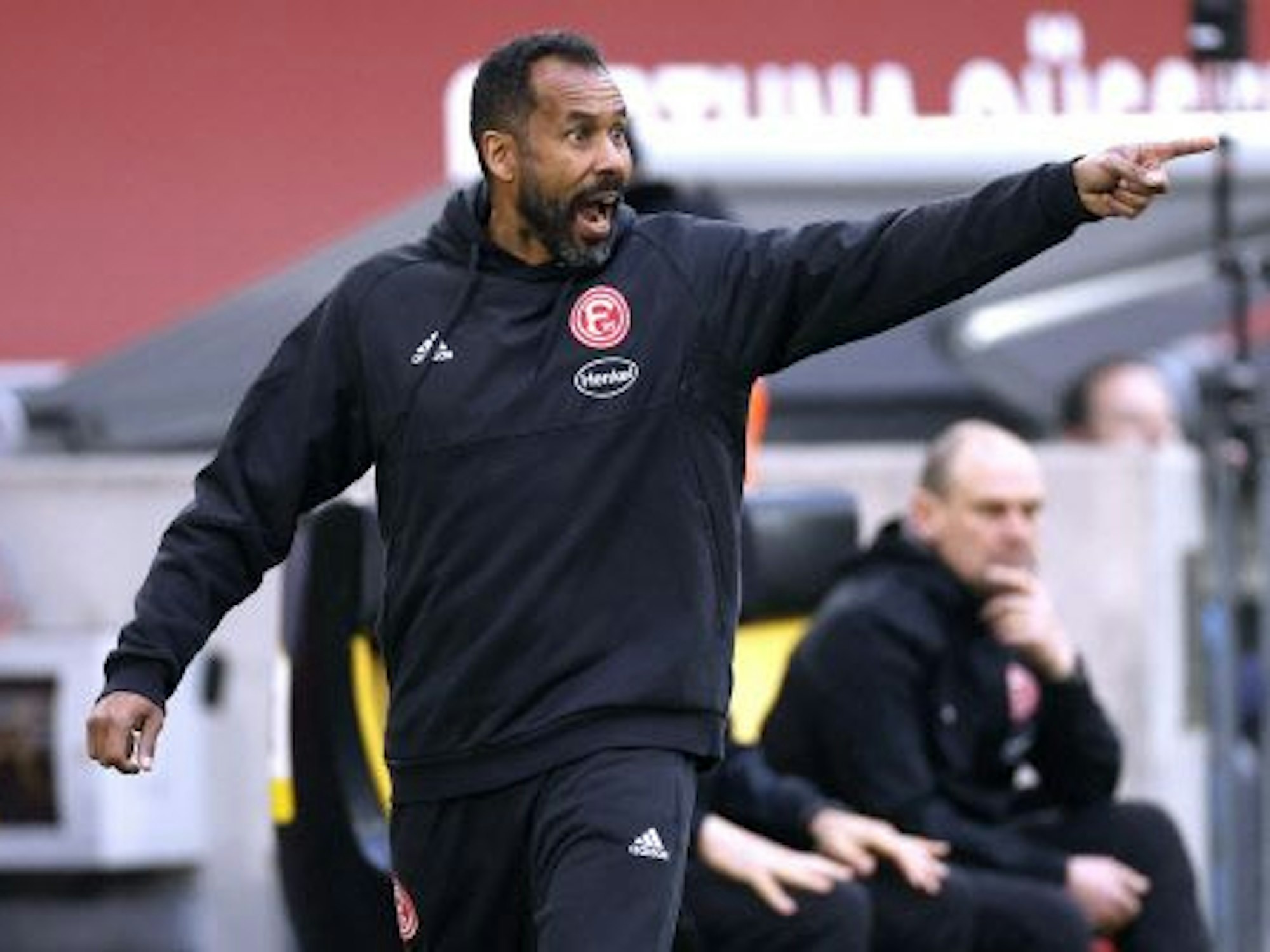 Düsseldorf-Trainer Daniel Thioune gibt lautstark Anweisungen.