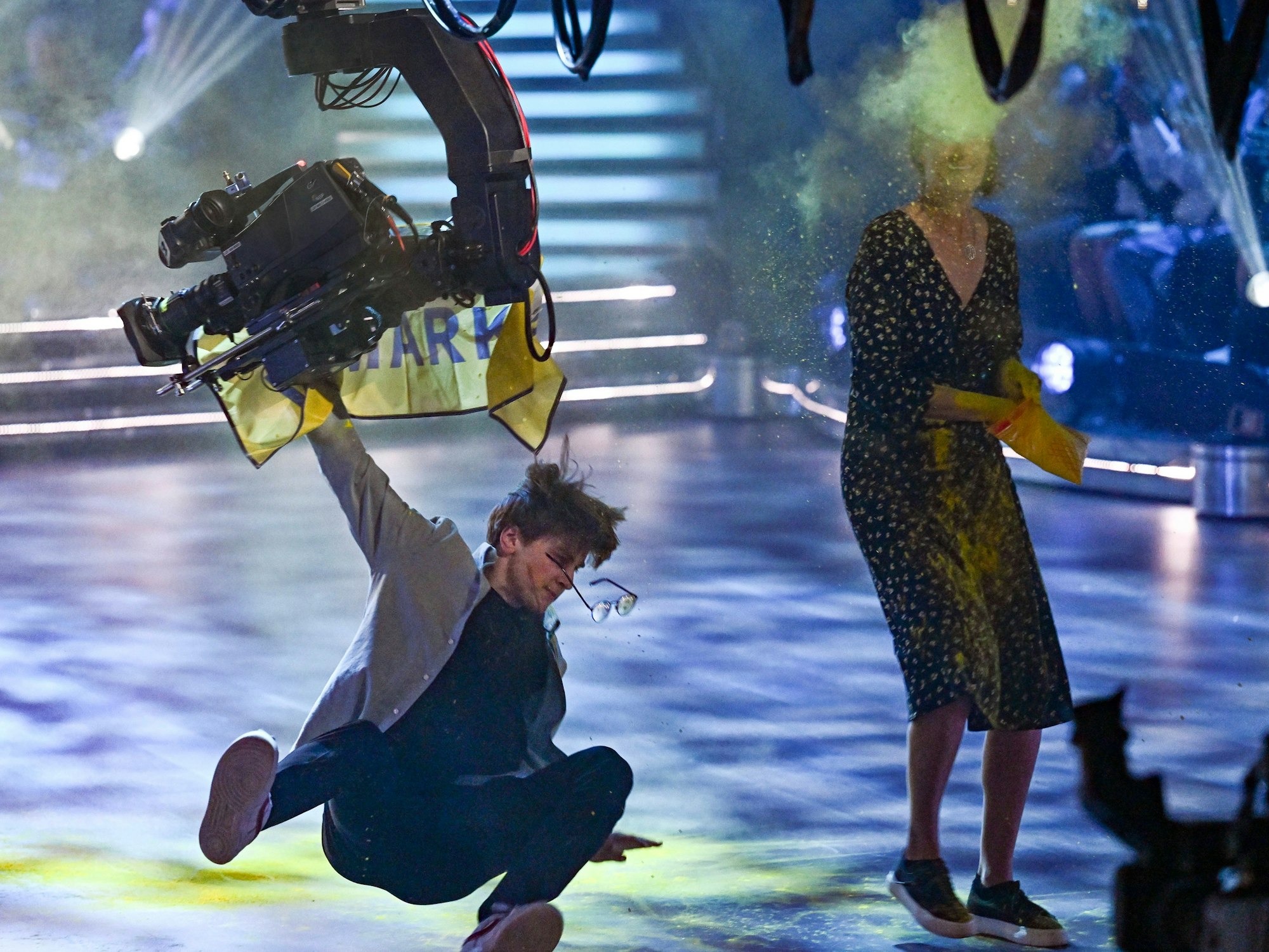 Ein Klimaaktivist wird von einem Kamera-Krank abgeräumt.