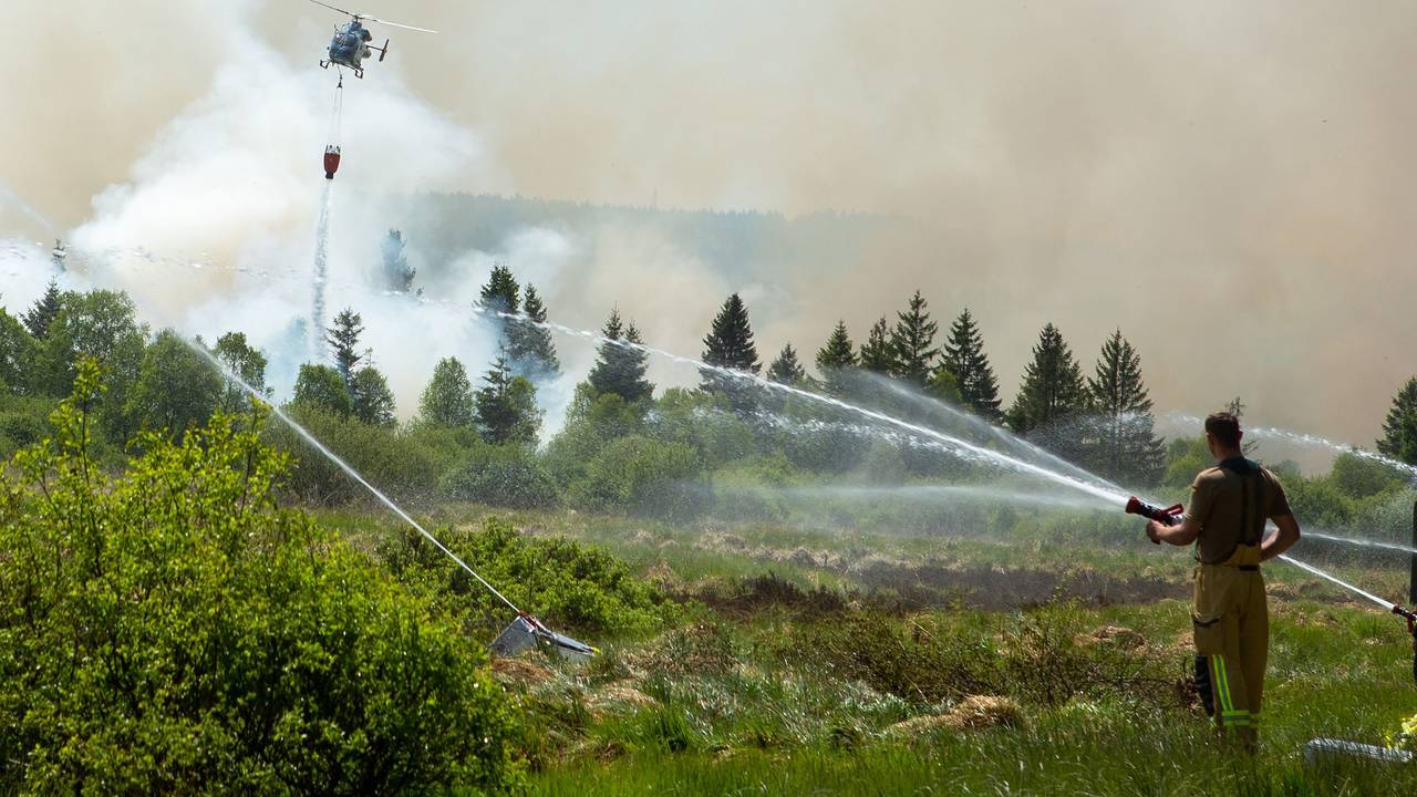 Die Feuerwehr versucht mit einem Hubschrauber einen Moorbrand im deutsch-belgischen Grenzgebiet bei Aachen zu löschen. Das Feuer sei auf belgischer Seite im Hohen Venn ausgebrochen, teilte am 30. Mai 2023 die Städteregion Aachen mit.