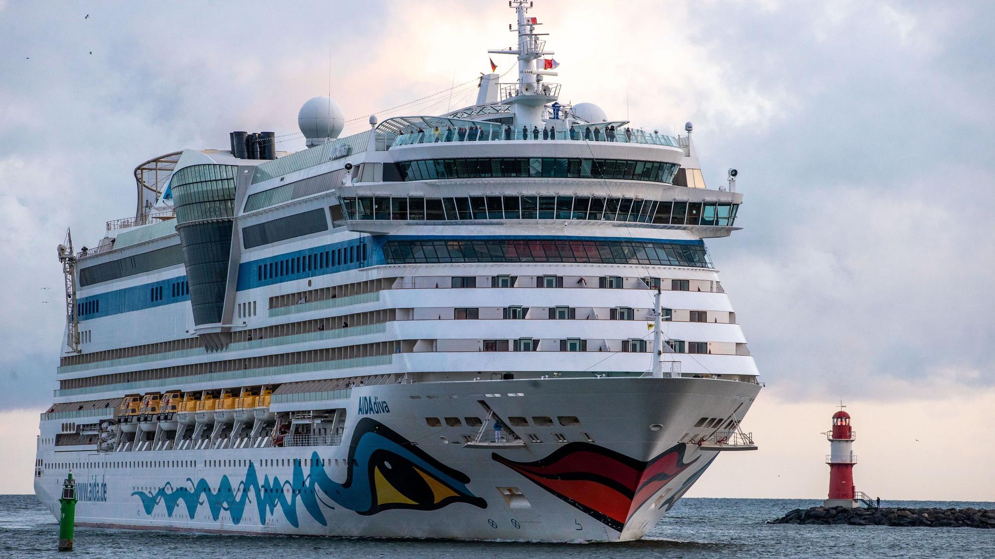 Das Kreuzfahrtschiff „Aida Diva“ läuft in den Hafen von Rostock ein.