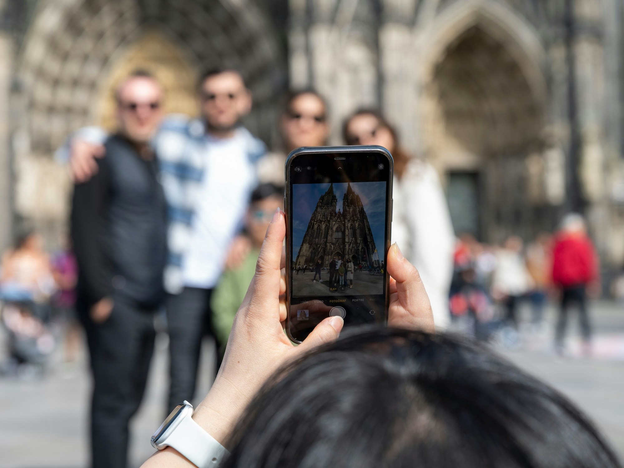 Touristen fotografieren sich vor dem Dom.