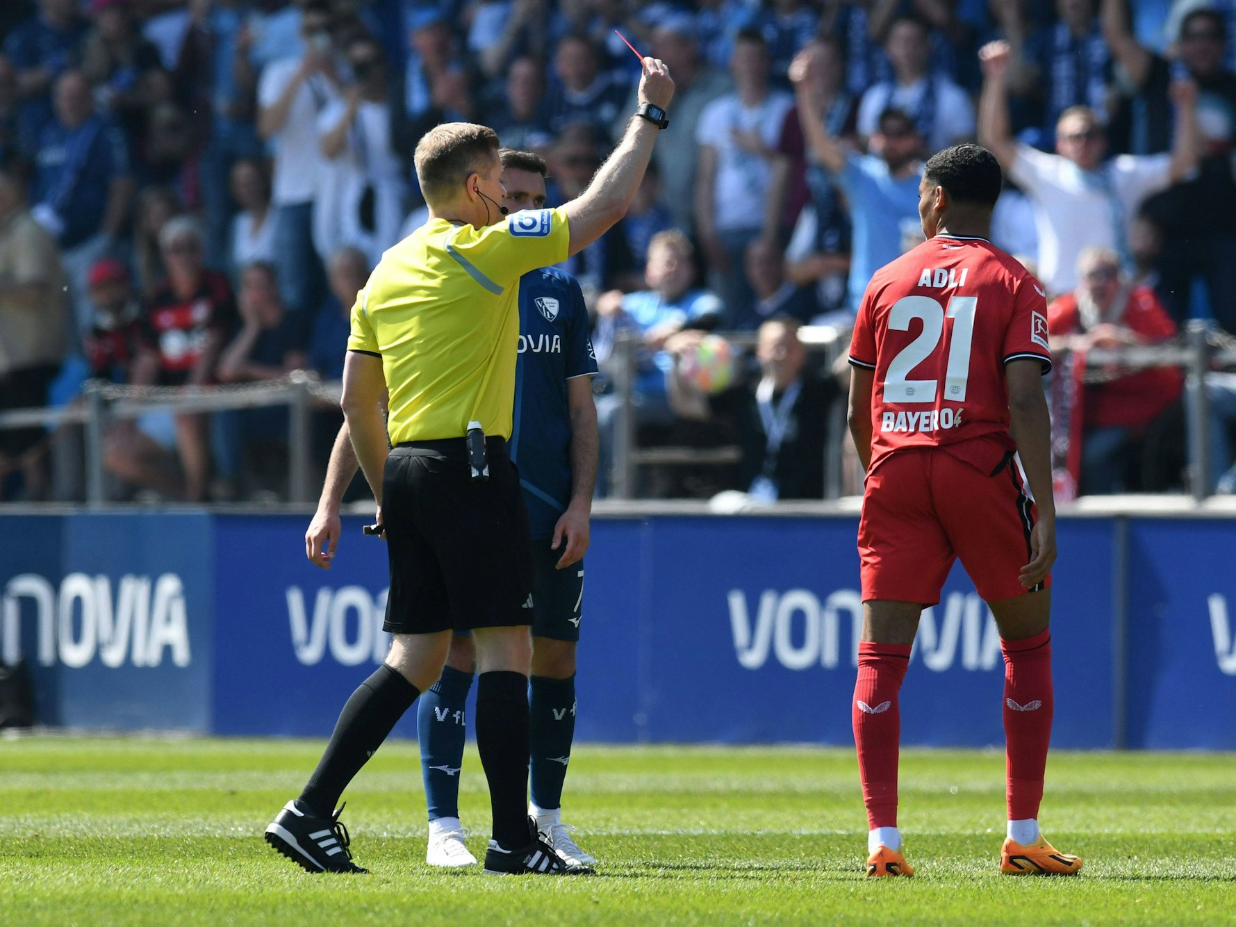 Schiedsrichter Tobias Welz zeigt nach Videobeweis Amine Adli die Rote Karte.