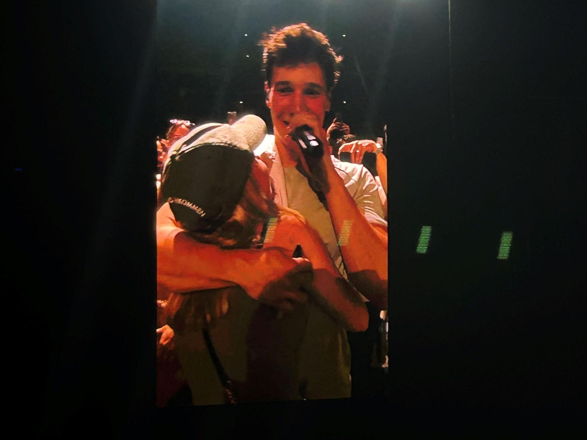 Wincent Weiss umarmt einen Fan beim Konzert