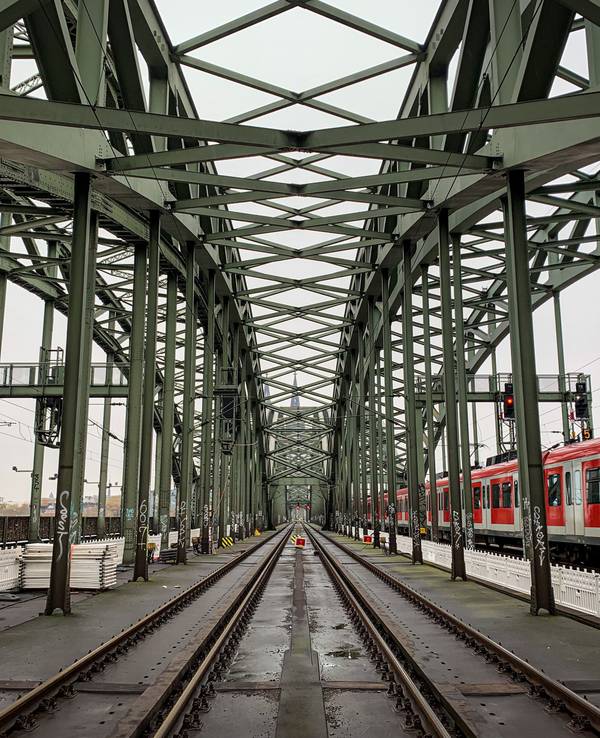 Blick über die Gleise der Hohenzollernbrücke in Köln.