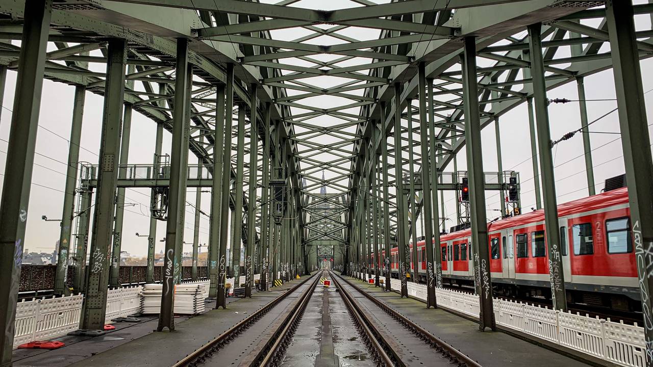 Blick über die Gleise der Hohenzollernbrücke in Köln.