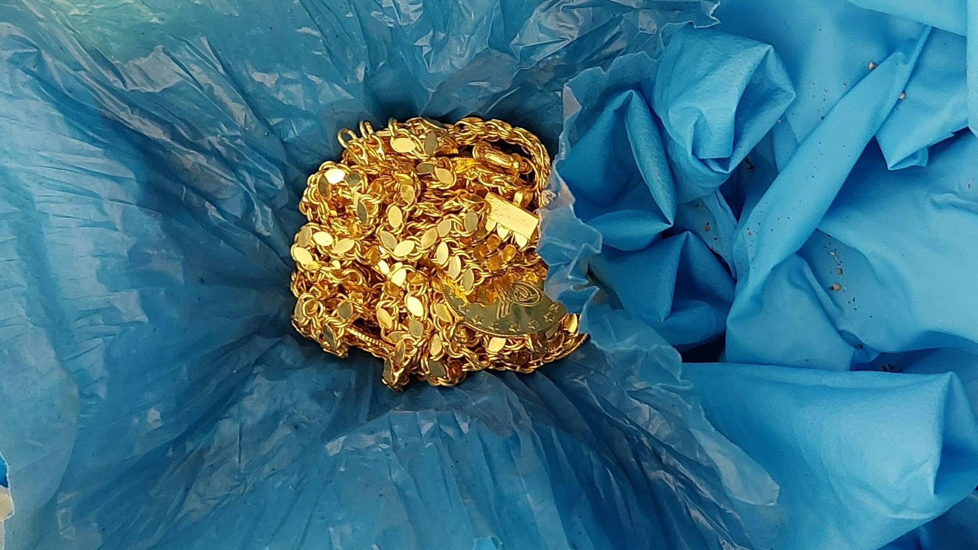 Der Zoll Köln zeigt geschmuggelten Goldschmuck.