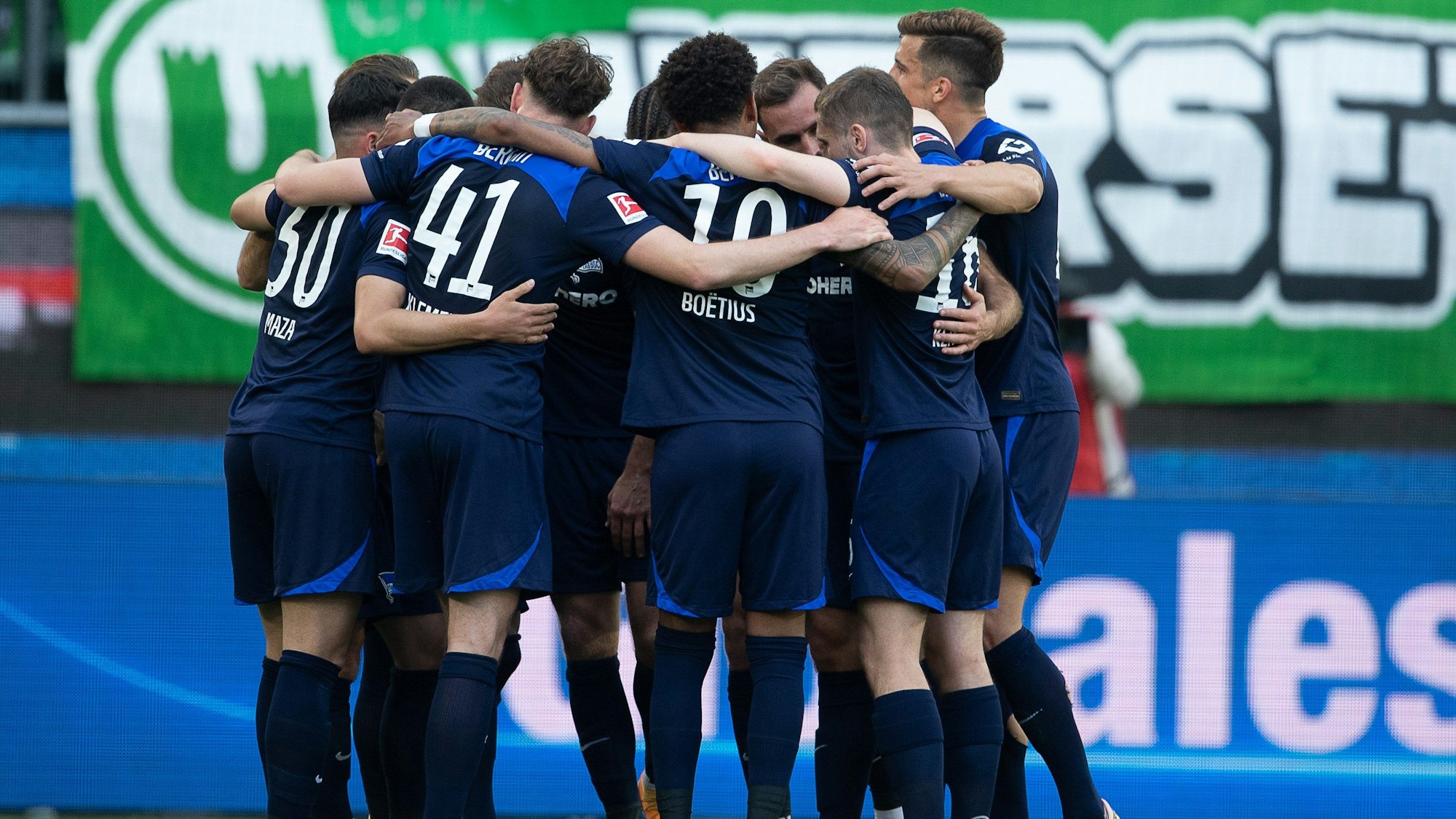 Spieler von Hertha BSC stehen in einem Kreis.