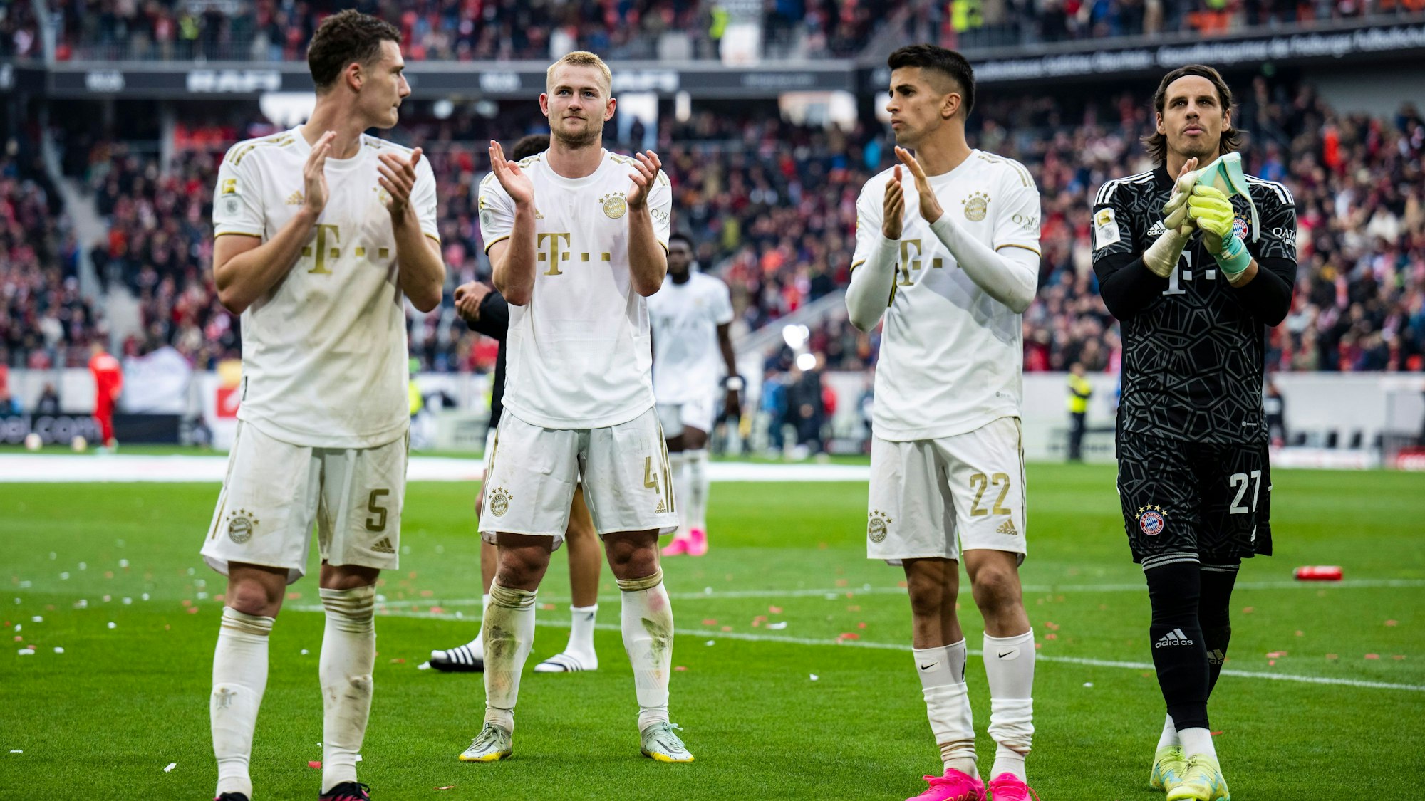 Münchens Benjamin Pavard, Matthijs de Ligt, Joao Cancelo und Yann Sommer bedanken sich nach dem Spiel bei den Fans.