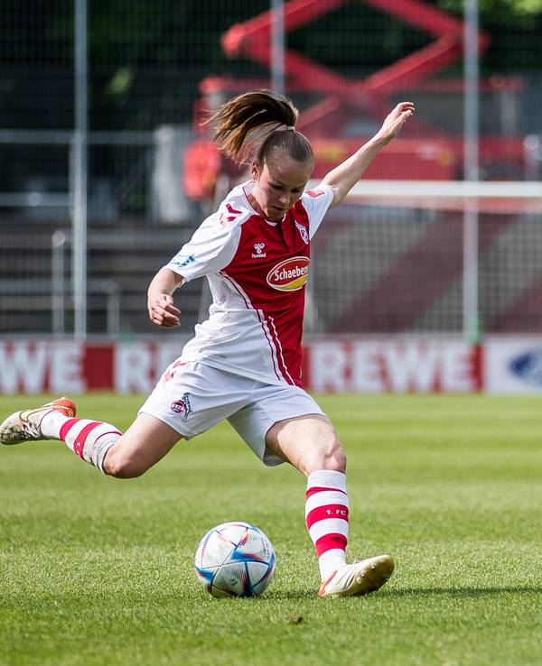 Laura Donhauser setzt zum Schuss an.