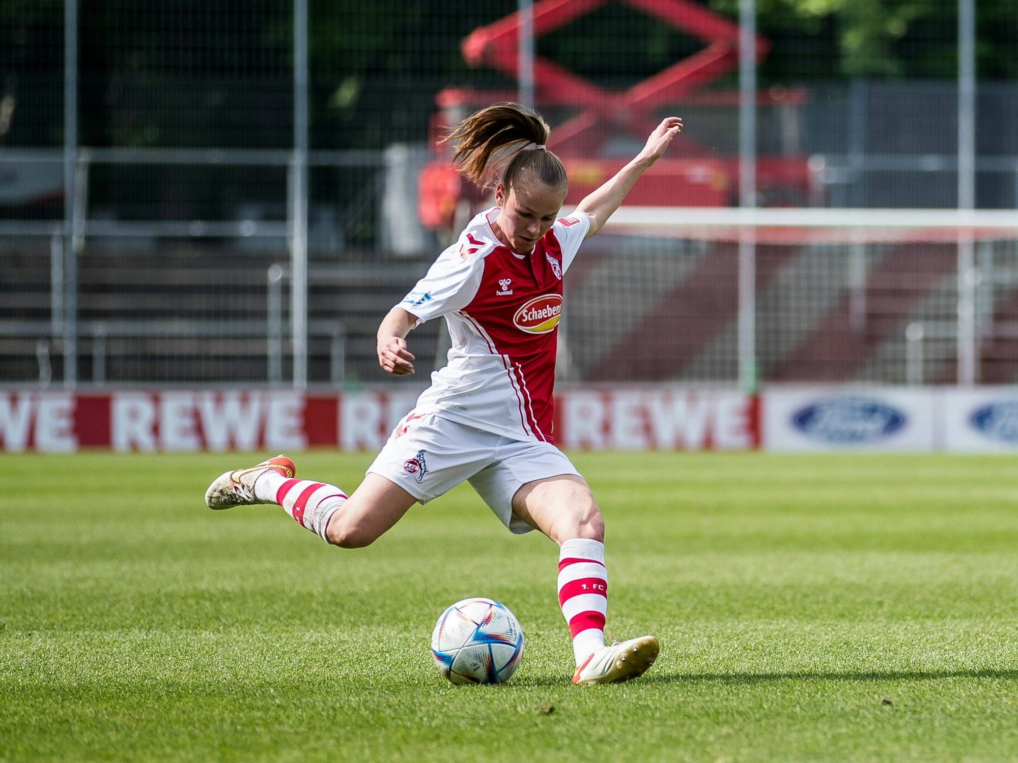 Laura Donhauser setzt zum Schuss an.