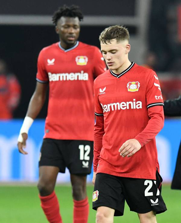 Florian Wirtz (l.) und Bayer-Trainer Xabi Alonso wirken niedergeschlagen.
