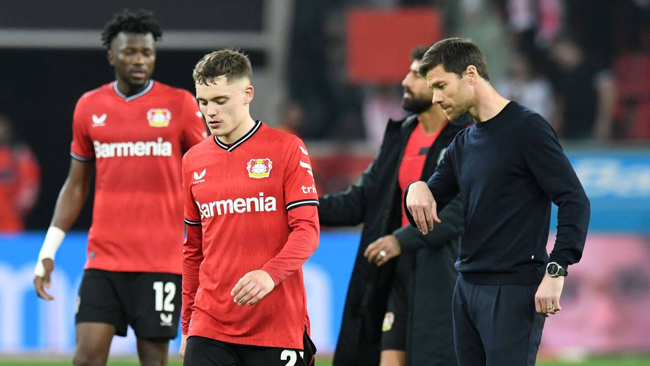 Florian Wirtz (l.) und Bayer-Trainer Xabi Alonso wirken niedergeschlagen.