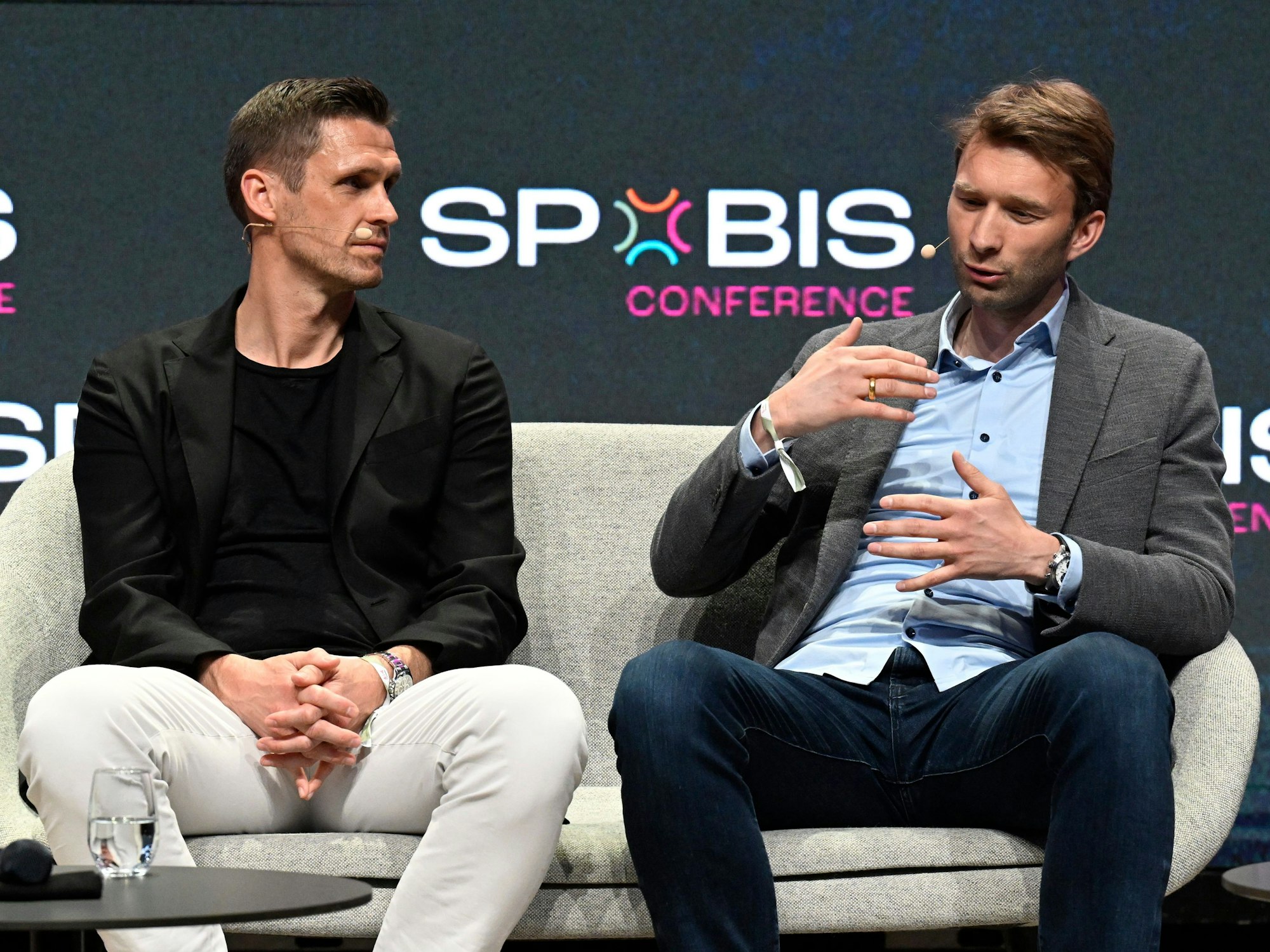 Die Sportdirektoren der Fußball-Bundesliga Sebastian Kehl (Borussia Dortmund) und Simon Rolfes (Bayer04 Leverkusen) im Gespräch.