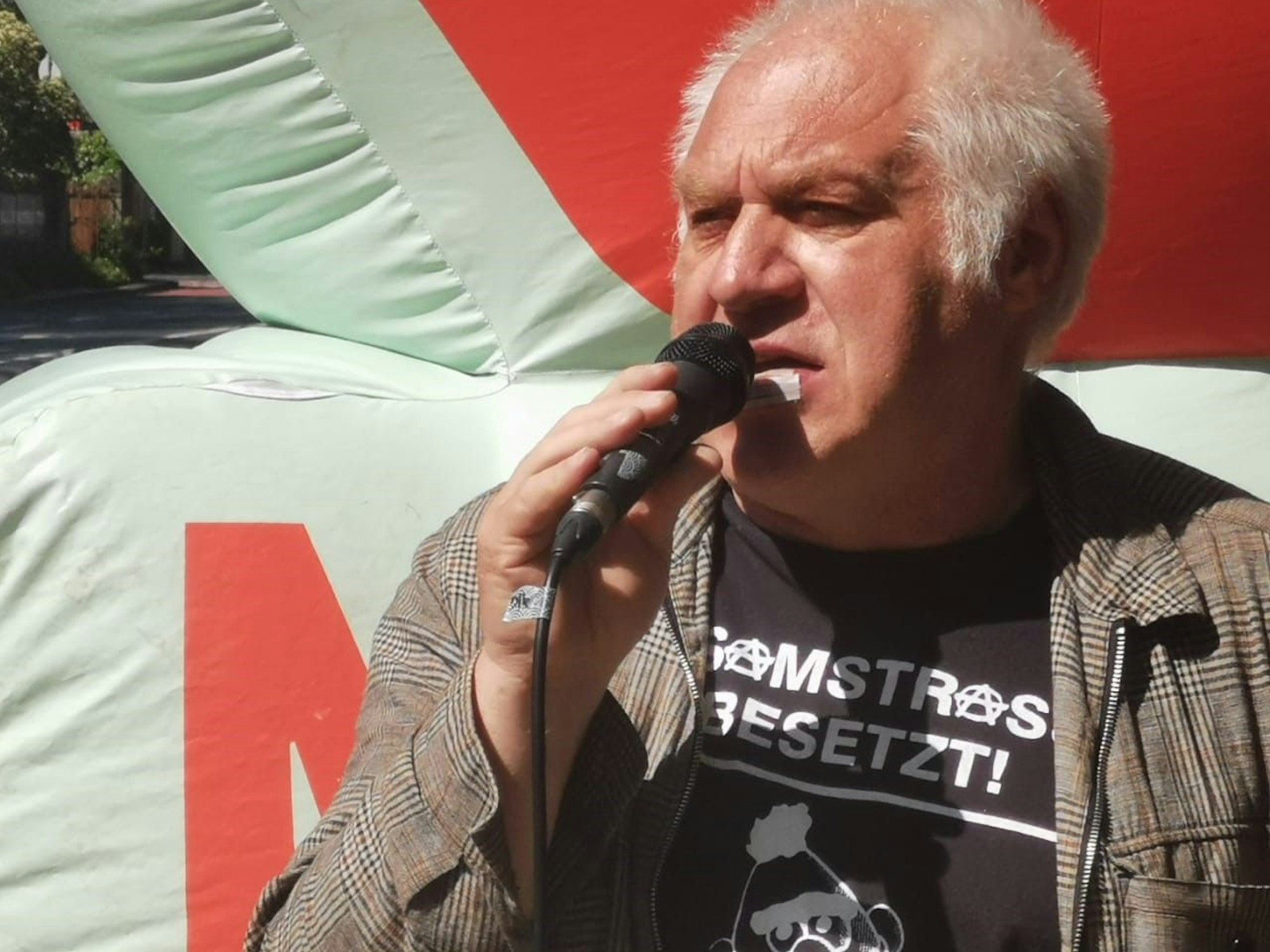 Kalle Gerigk spricht in ein Mikrofon.