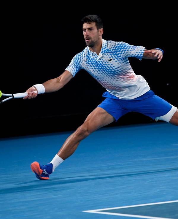 Tennisspieler Novak Djokovic schlägt einen herannahenden Ball.