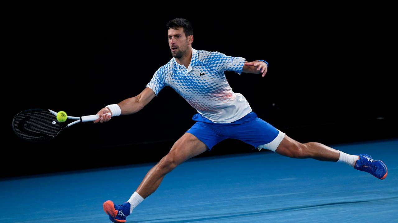 Tennisspieler Novak Djokovic schlägt einen herannahenden Ball.