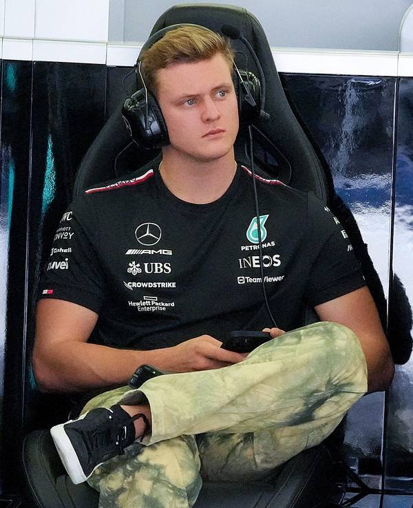 Formel-1-Testfahrten in Bahrain. Testfahrer Mick Schumacher aus Deutschland vom Team Mercedes in der Box.