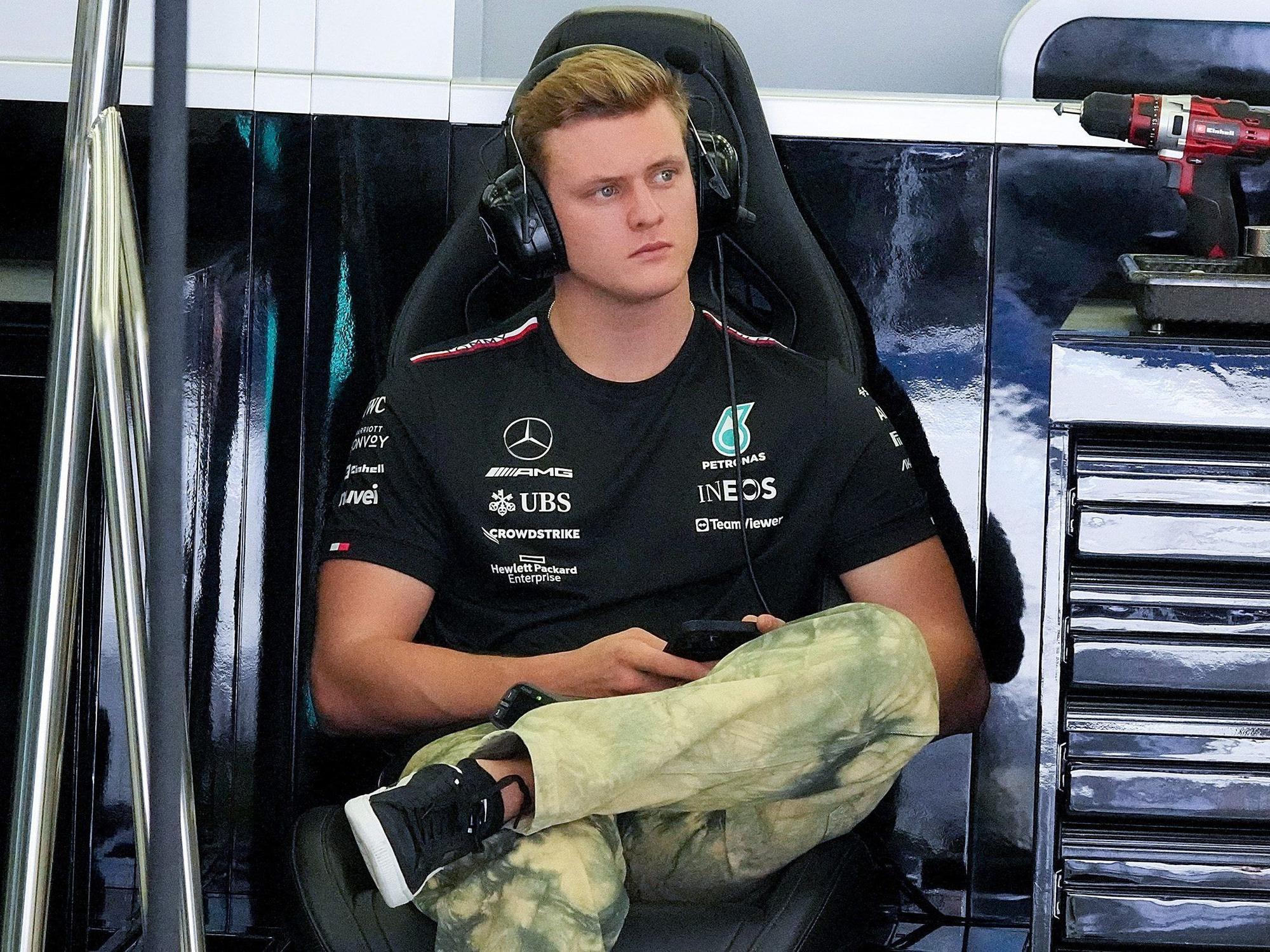 Testfahrer Mick Schumacher aus Deutschland vom Team Mercedes in der Box.