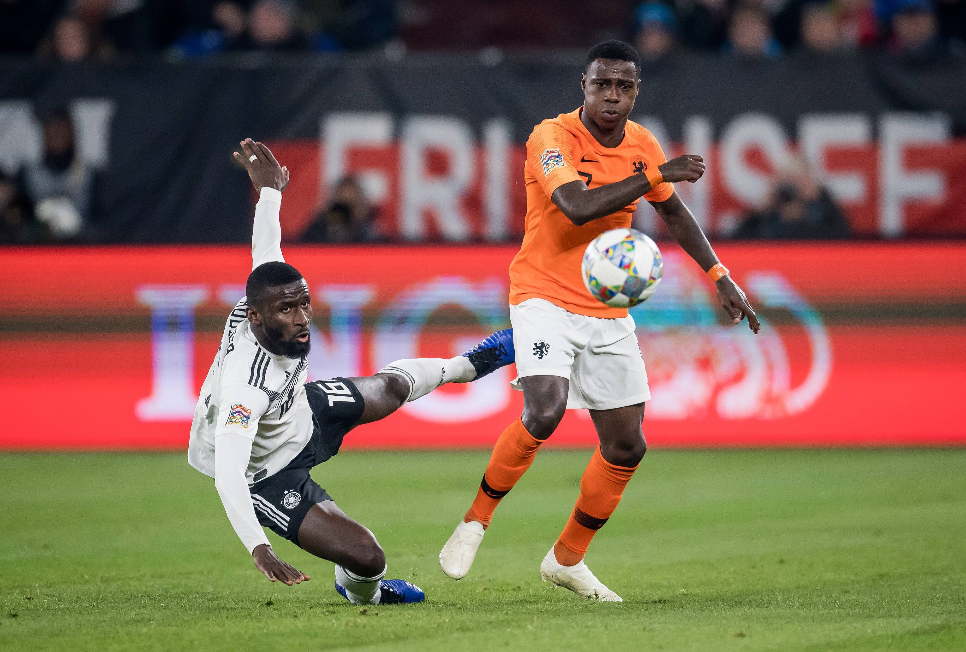 Qunicy Promes (r.) und Deutschlands Antonio Rüdiger im Zweikampf um den Ball.