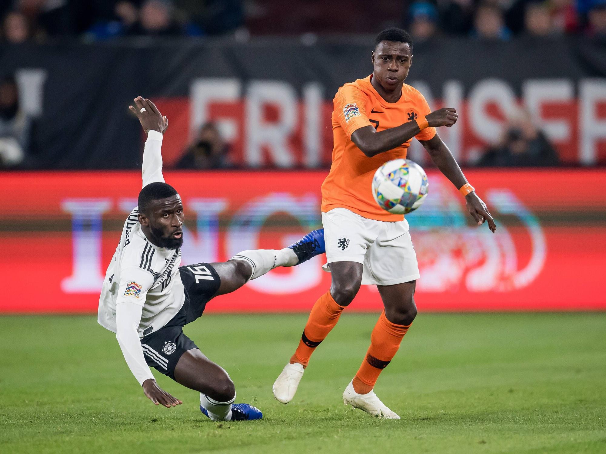 Qunicy Promes (r.) und Deutschlands Antonio Rüdiger im Zweikampf um den Ball.