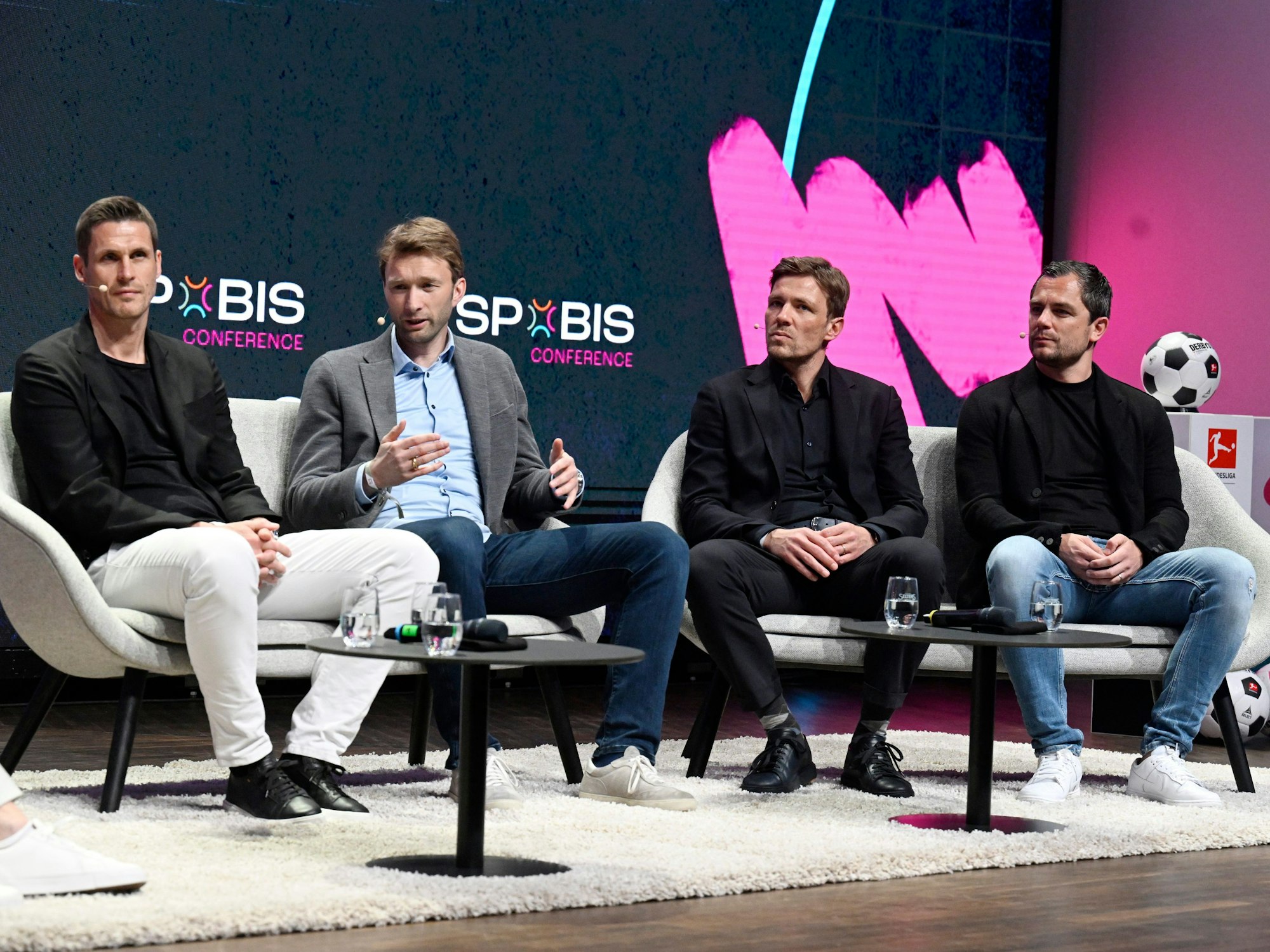 Die Sportdirektoren Sebastian Kehl, Simon Rolfes, Clemens Fritz und Marcel Schäfer in der Talkrunde.