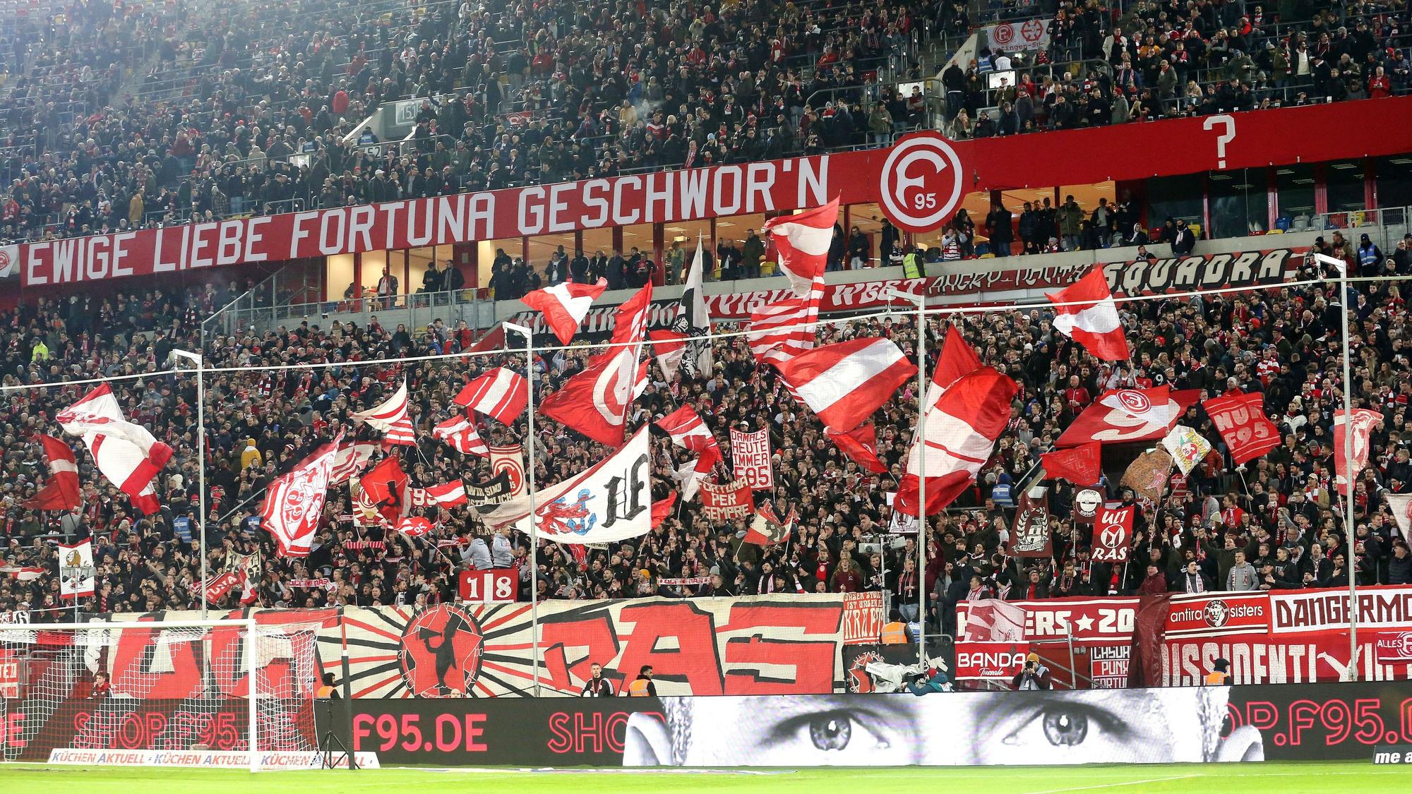 Fans von Fortuna Düsseldorf am 11. März 2023 beim Zweitliga-Heimspiel gegen den 1. FC Heidenheim.