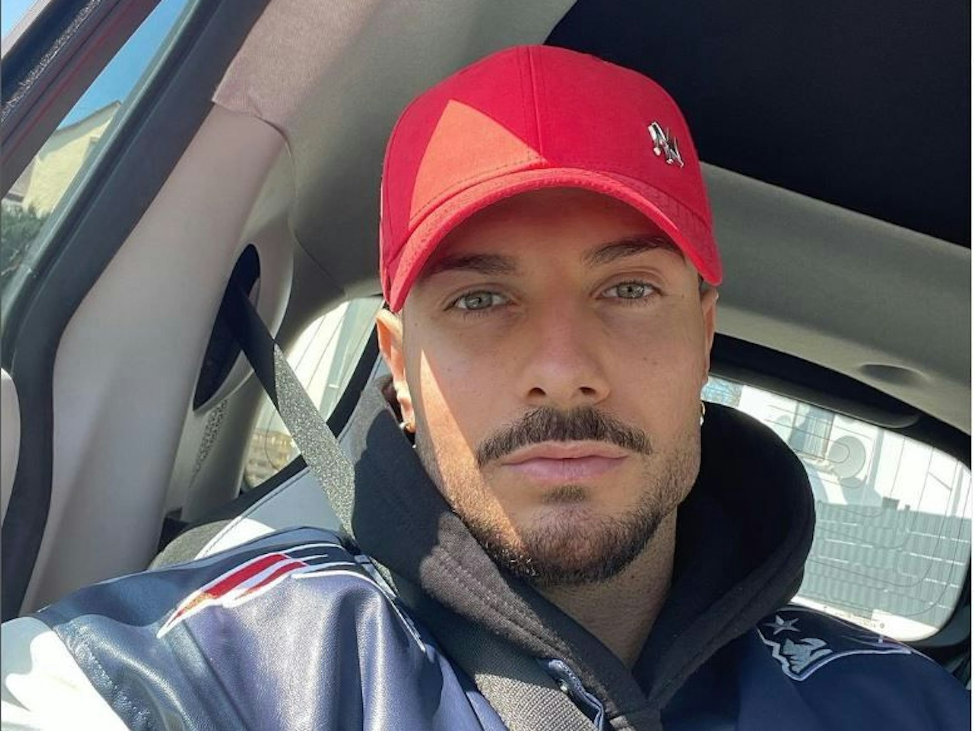 Das Selfie zeigt den Reality-Darsteller Julian Evangelos Diebold, der in einem Auto sitzt. Julian Evangelos Diebold hat das Selfie am 12. April 2023 bei Instagram veröffentlich. Quelle: Instagram / julian.evangelos
