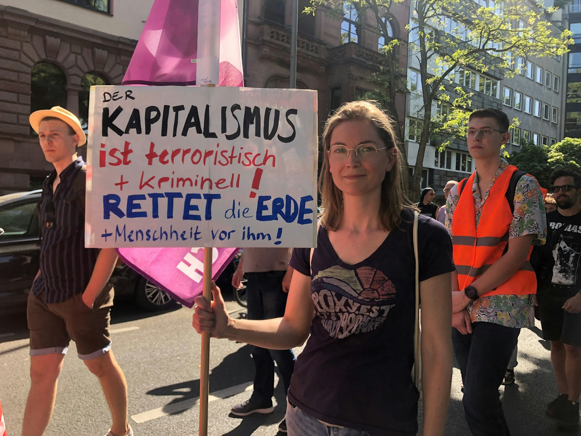Ulja (41) nimmt an dem Protestmarsch in Köln teil.
