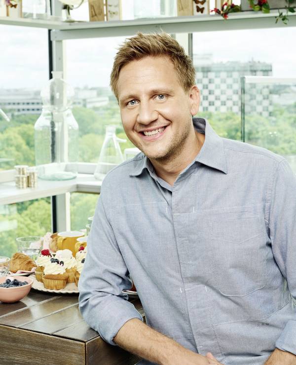 Musiker Lukas Haunerland posiert lächelnd im Studio des Sat.1-"Frühstückfernsehens" für ein Pressefoto (undatiert).