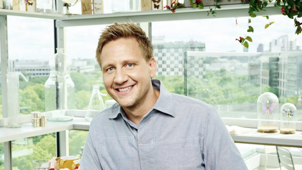 Musiker Lukas Haunerland posiert lächelnd im Studio des Sat.1-"Frühstückfernsehens" für ein Pressefoto (undatiert).