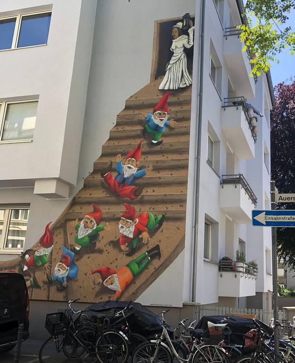 Ein Graffiti-Kunstwerk mit Heinzelmännchen ziert eine Hausfassade in Köln-Nippes.