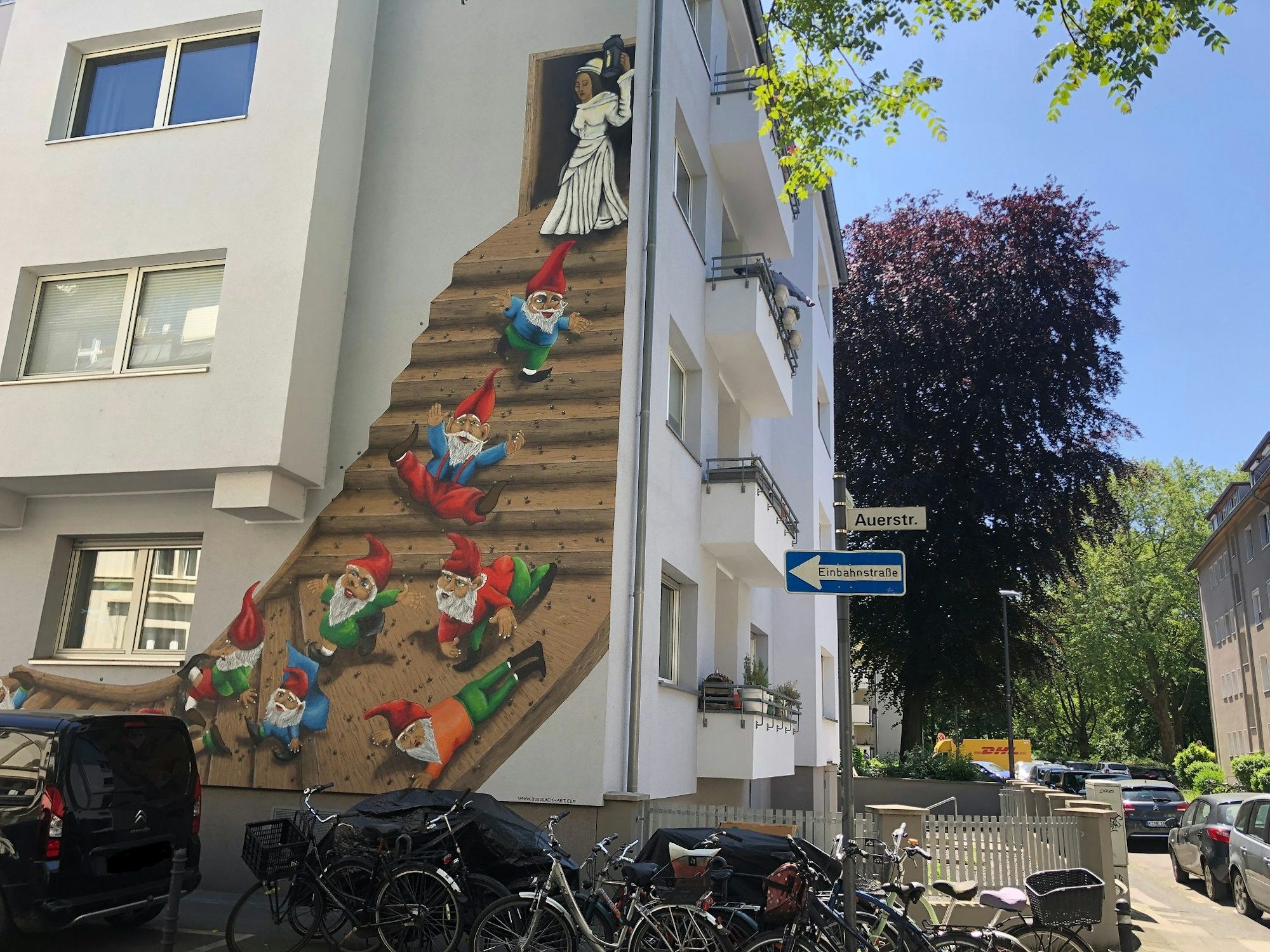 Ein Graffiti-Kunstwerk mit Heinzelmännchen ziert eine Hausfassade in Köln-Nippes.