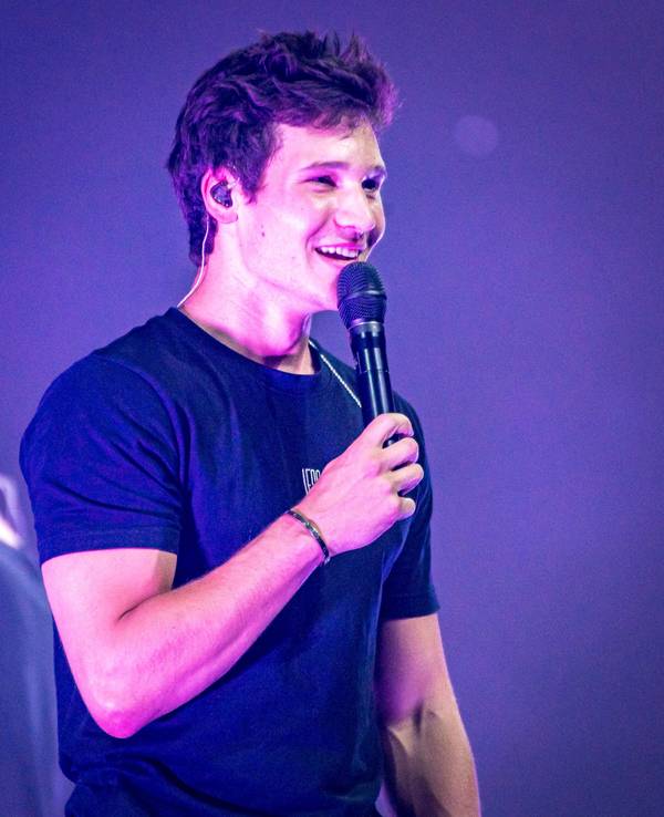 Wincent Weiss auf der Bühne der Lanxess-Arena.