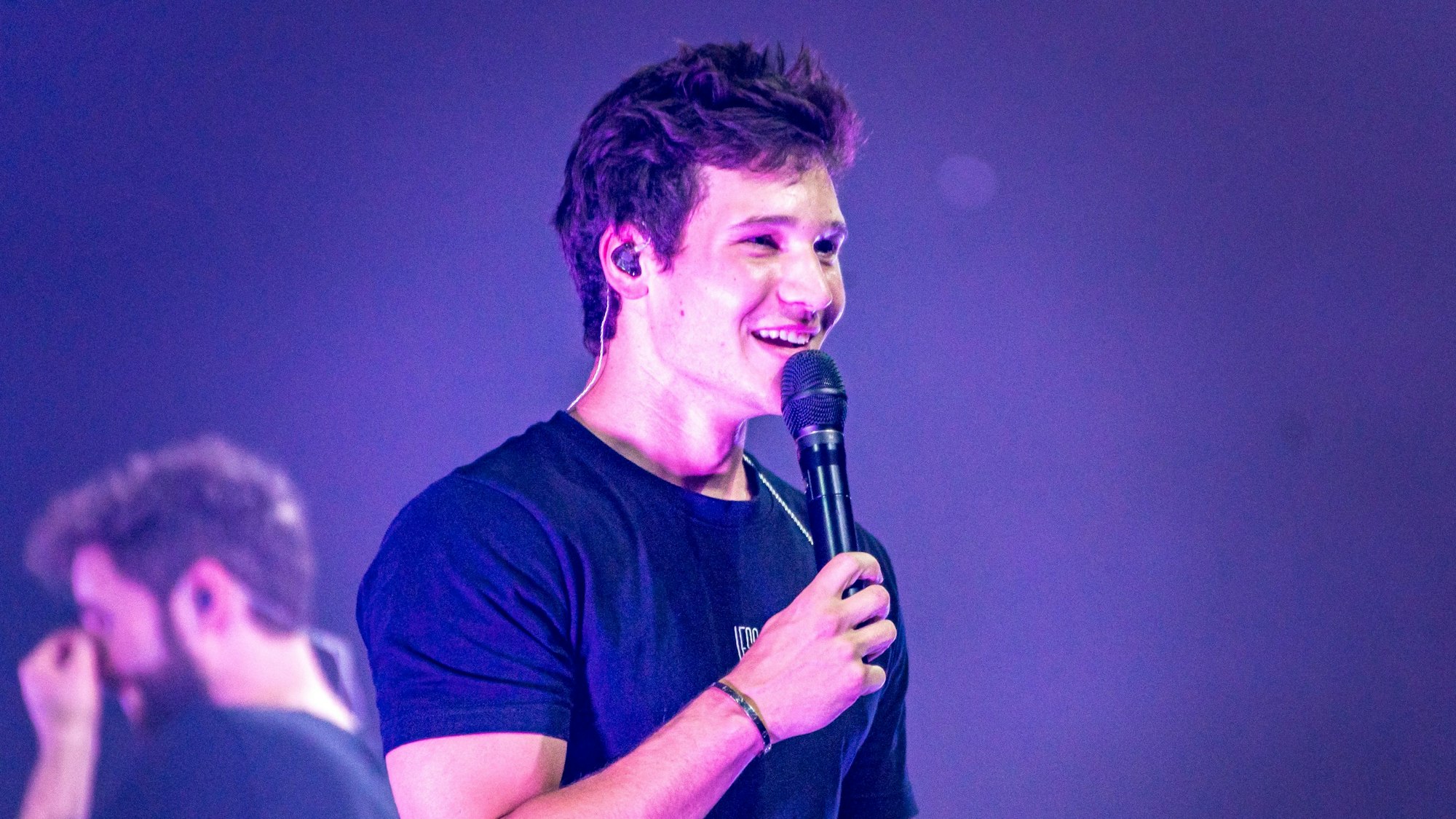 Wincent Weiss auf der Bühne der Lanxess-Arena.