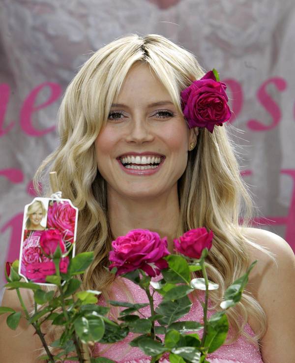 Model Heidi Klum lächelt bei der Taufe der „Heidi-Klum-Rose“ in einem Kölner Gartencenter. Am 01.06.2023 feiert sie 50. Geburtstag.