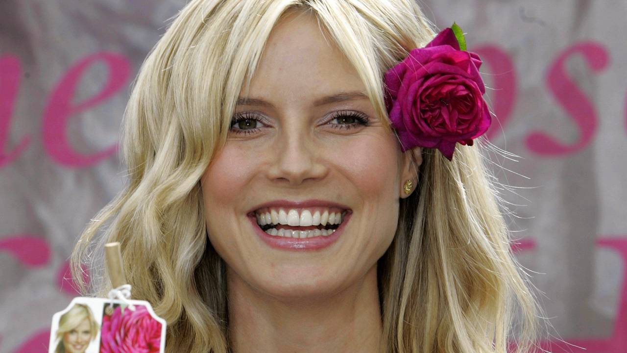 Model Heidi Klum lächelt bei der Taufe der „Heidi-Klum-Rose“ in einem Kölner Gartencenter. Am 01.06.2023 feiert sie 50. Geburtstag.