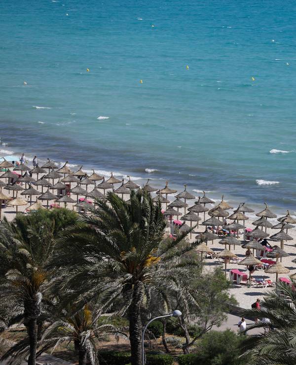 Gesamtansicht der Playa de Palma am Strand von Arenal auf Mallorca.