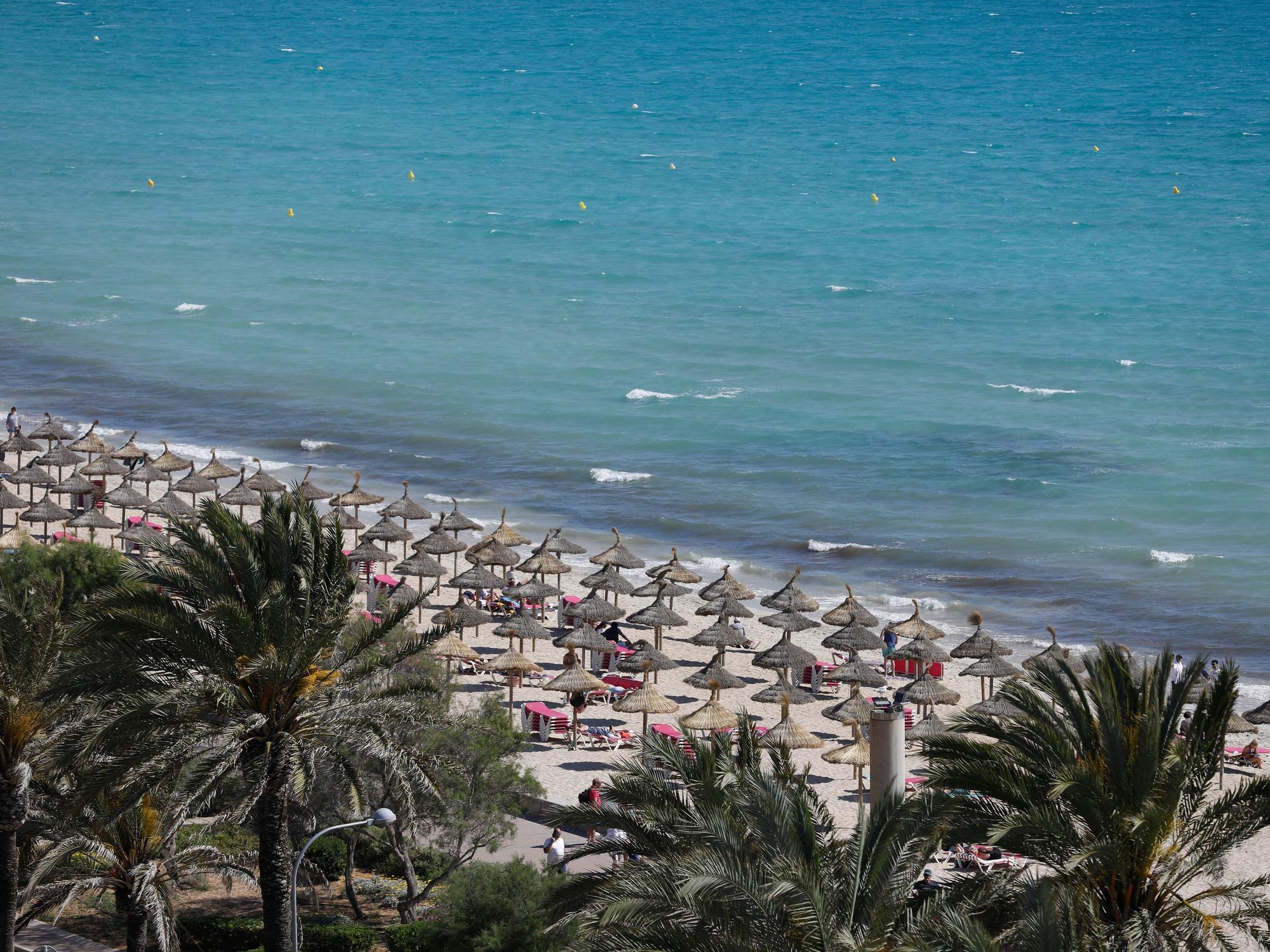 Gesamtansicht der Playa de Palma am Strand von Arenal auf Mallorca.