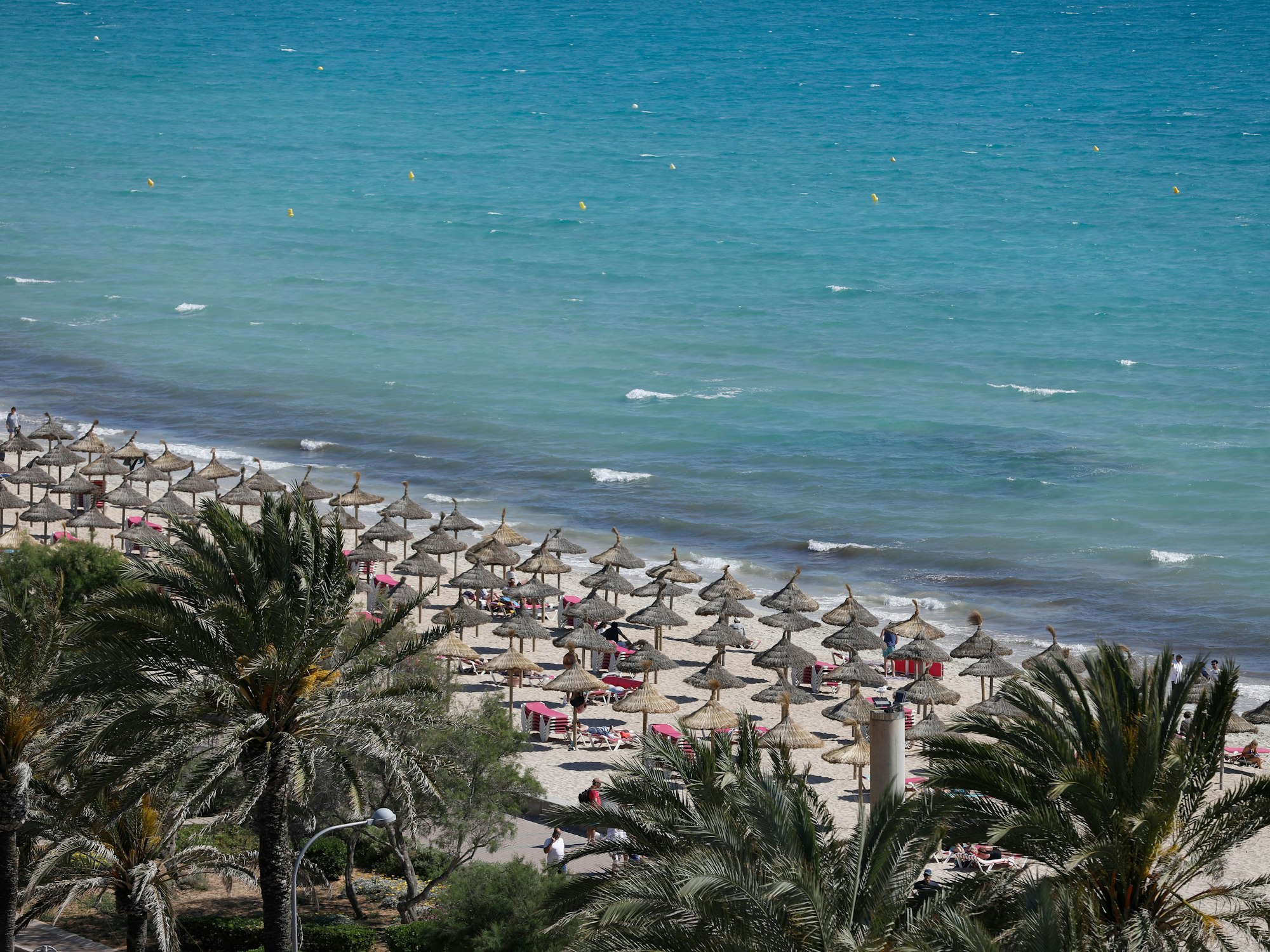 Gesamtansicht der Playa de Palma am Strand von Arenal auf Mallorca.