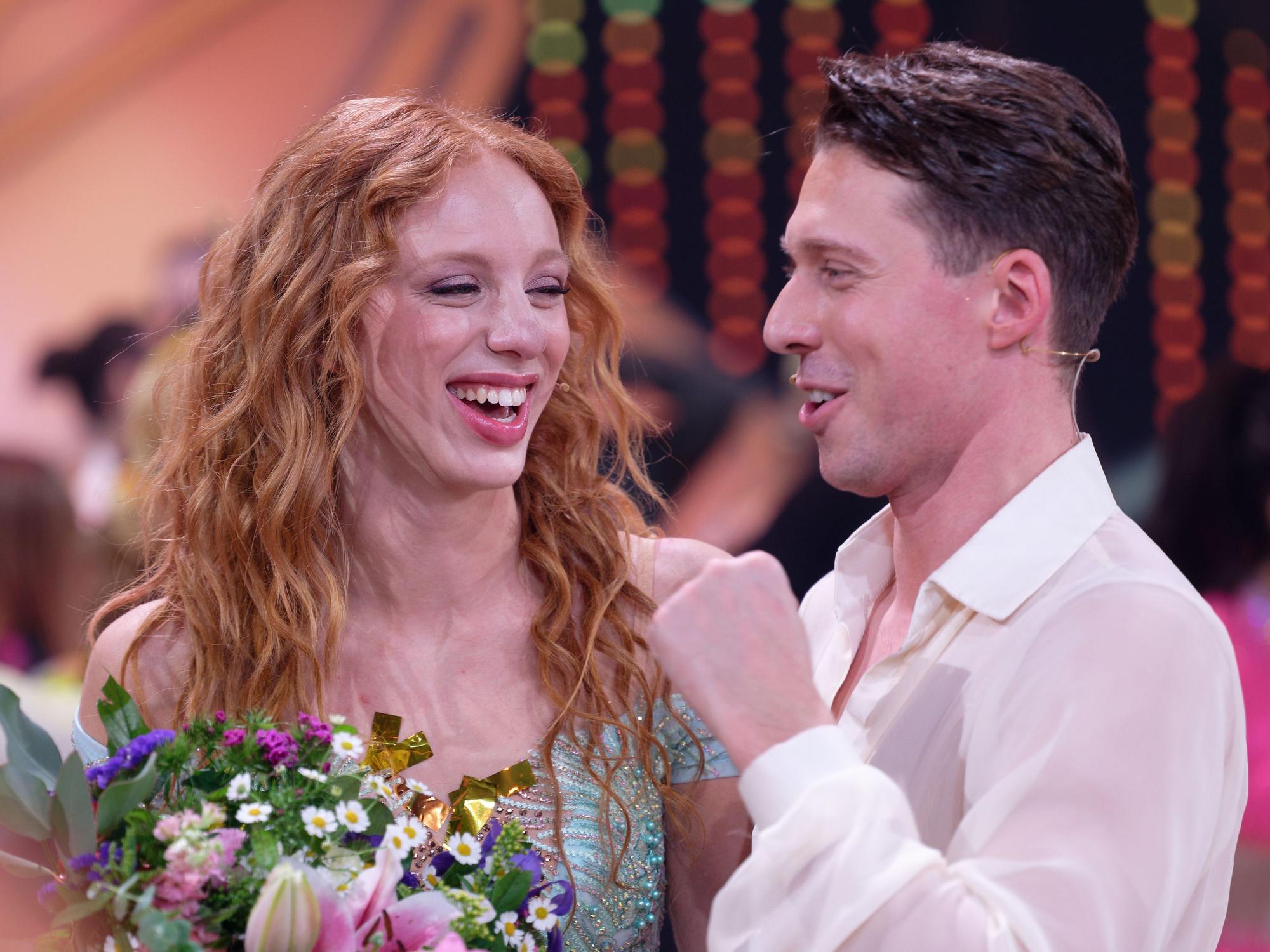Model Anna Ermakova (l) und ihr Profi-Tanzpartner Valentin Lusin jubeln über ihren Sieg nach dem Finale der RTL Live-Tanzshow "Let's Dance". +++ dpa-Bildfunk +++