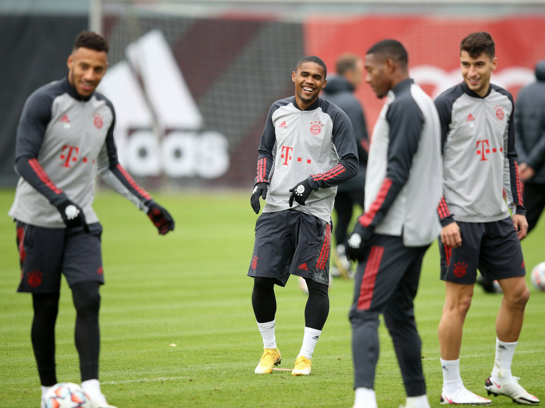 Die ehemaligen Bayern-Stars Corentin Tolisso, Douglas Costa, David Alaba und Marc Roca haben gute Laune beim Training.