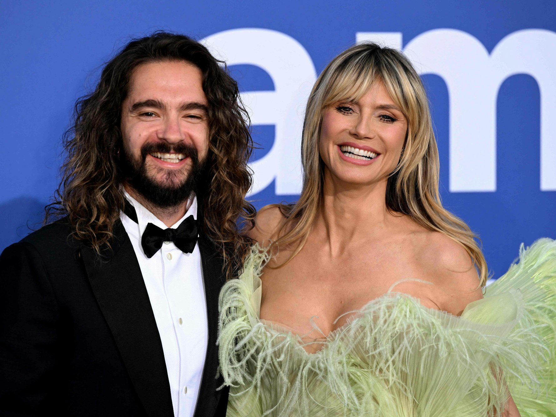 Heidi und Tom posieren für ein Foto.