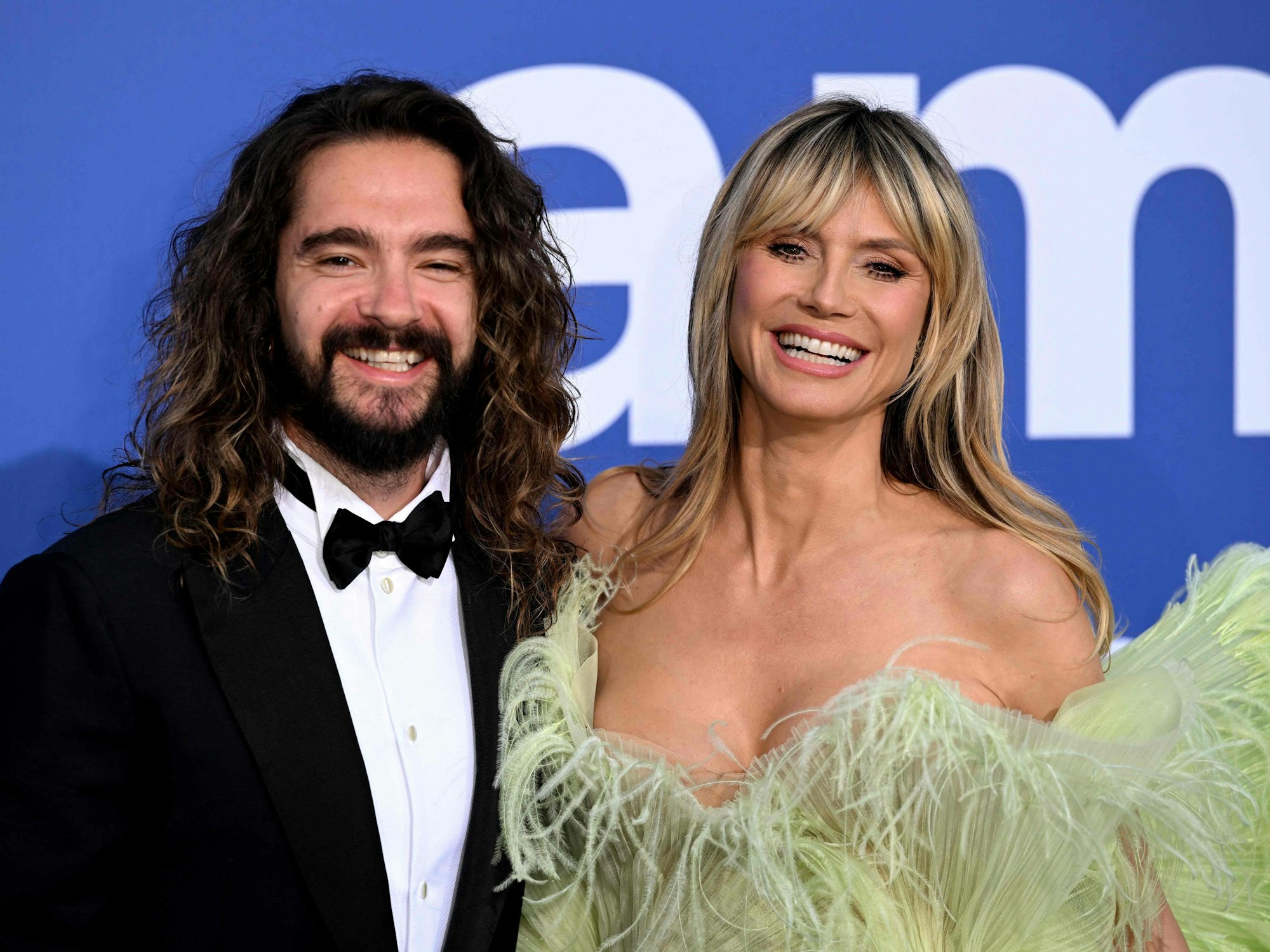 Heidi und Tom posieren für ein Foto.